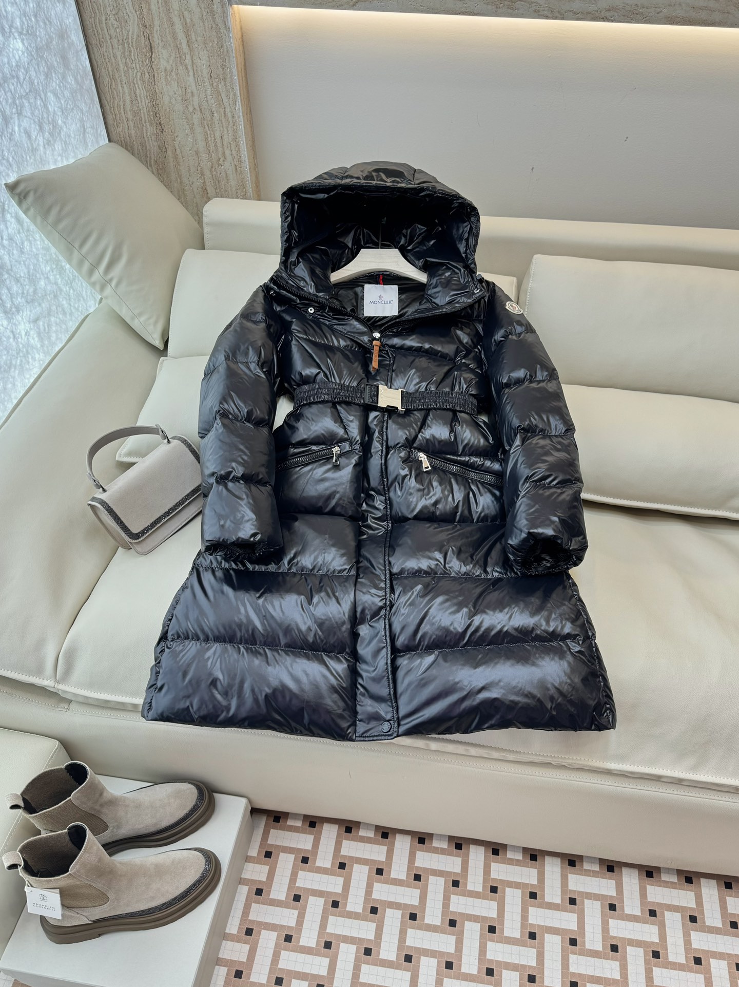 M381#新款羽绒服⚠️。
Moncler 顶级款 显瘦 收腰 90% 白鹅绒 长款羽绒服 黑色 米色 