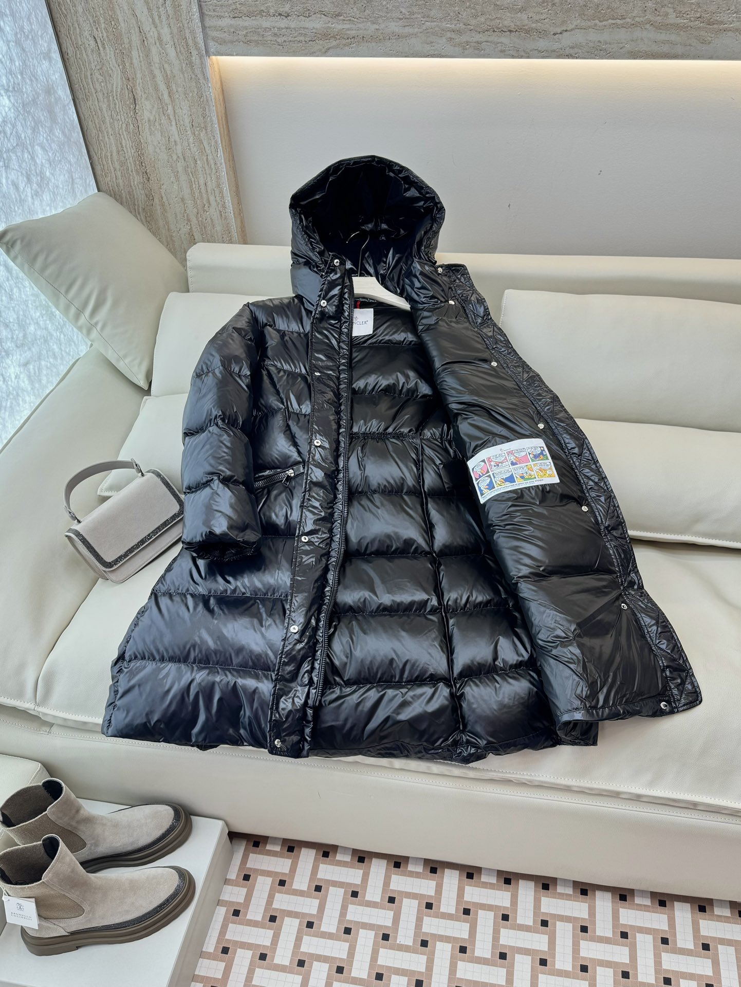 M381#新款羽绒服⚠️。
Moncler 顶级款 显瘦 收腰 90% 白鹅绒 长款羽绒服 黑色 米色 
