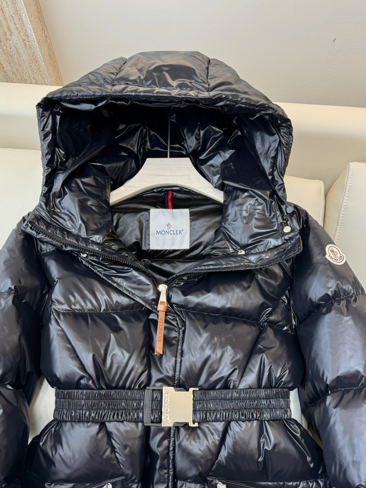 M381#新款羽绒服⚠️。
Moncler 顶级款 显瘦 收腰 90% 白鹅绒 长款羽绒服 黑色 米色 