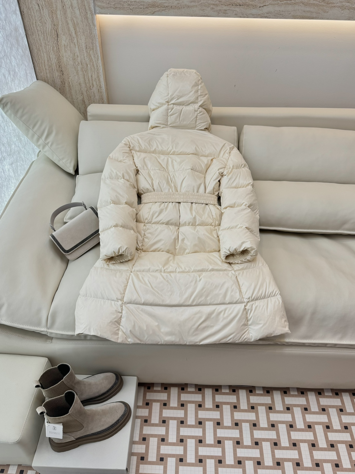 M381#新款羽绒服⚠️。
Moncler 顶级版 显瘦 收腰 90% 白鹅绒 长款羽绒服 黑色 米色 