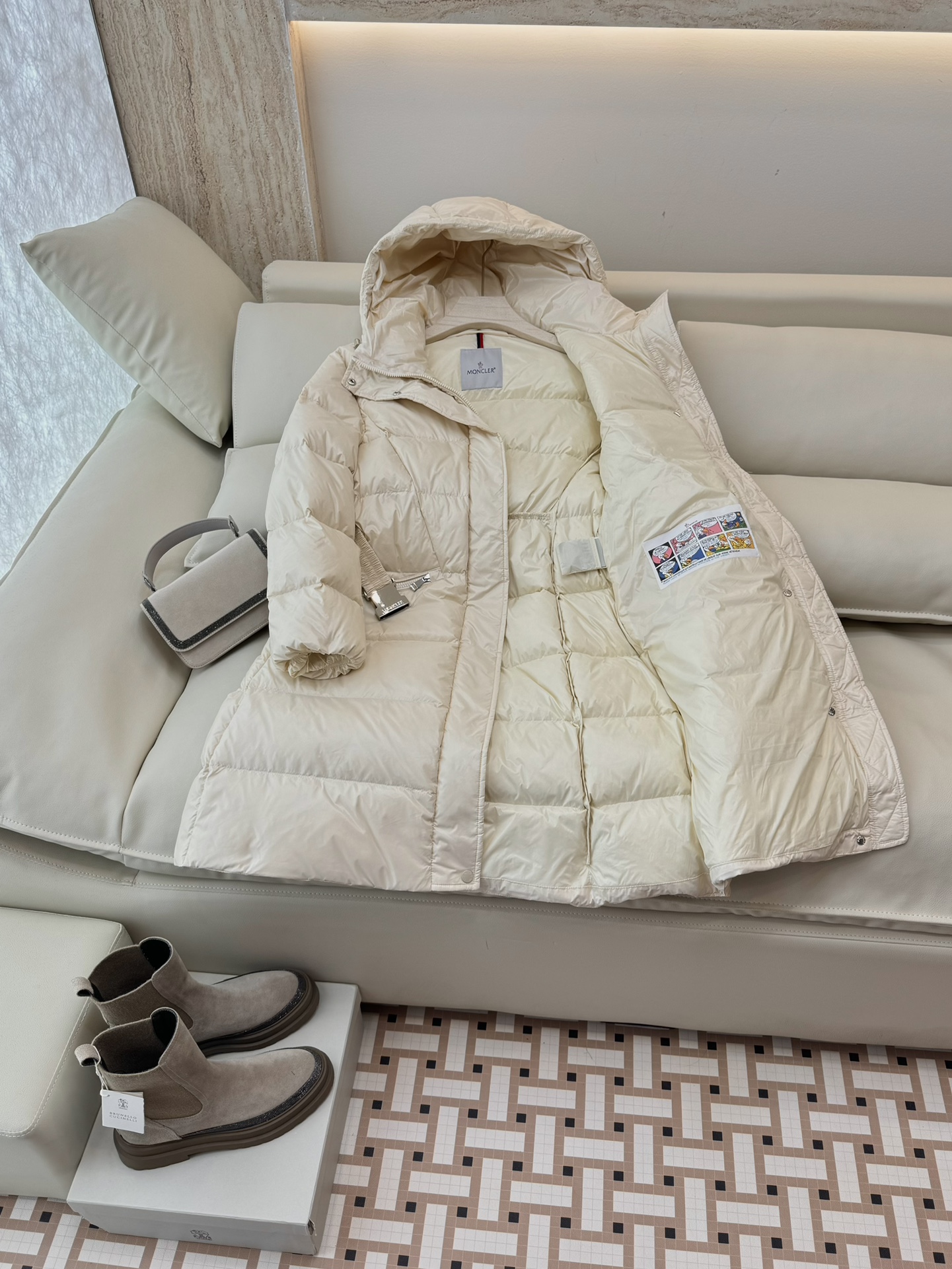 M381#新款羽绒服⚠️。
Moncler 顶级版 显瘦 收腰 90% 白鹅绒 长款羽绒服 黑色 米色 