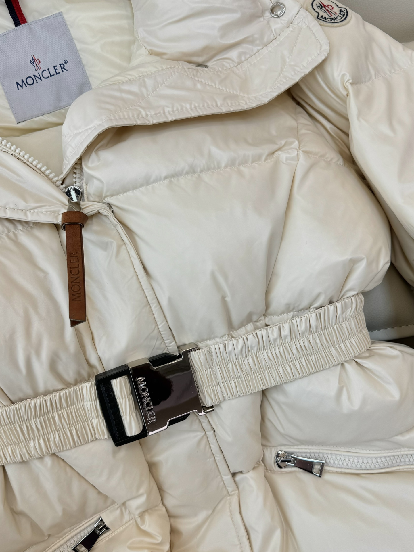M381#新款羽绒服⚠️。
Moncler 顶级版 显瘦 收腰 90% 白鹅绒 长款羽绒服 黑色 米色 