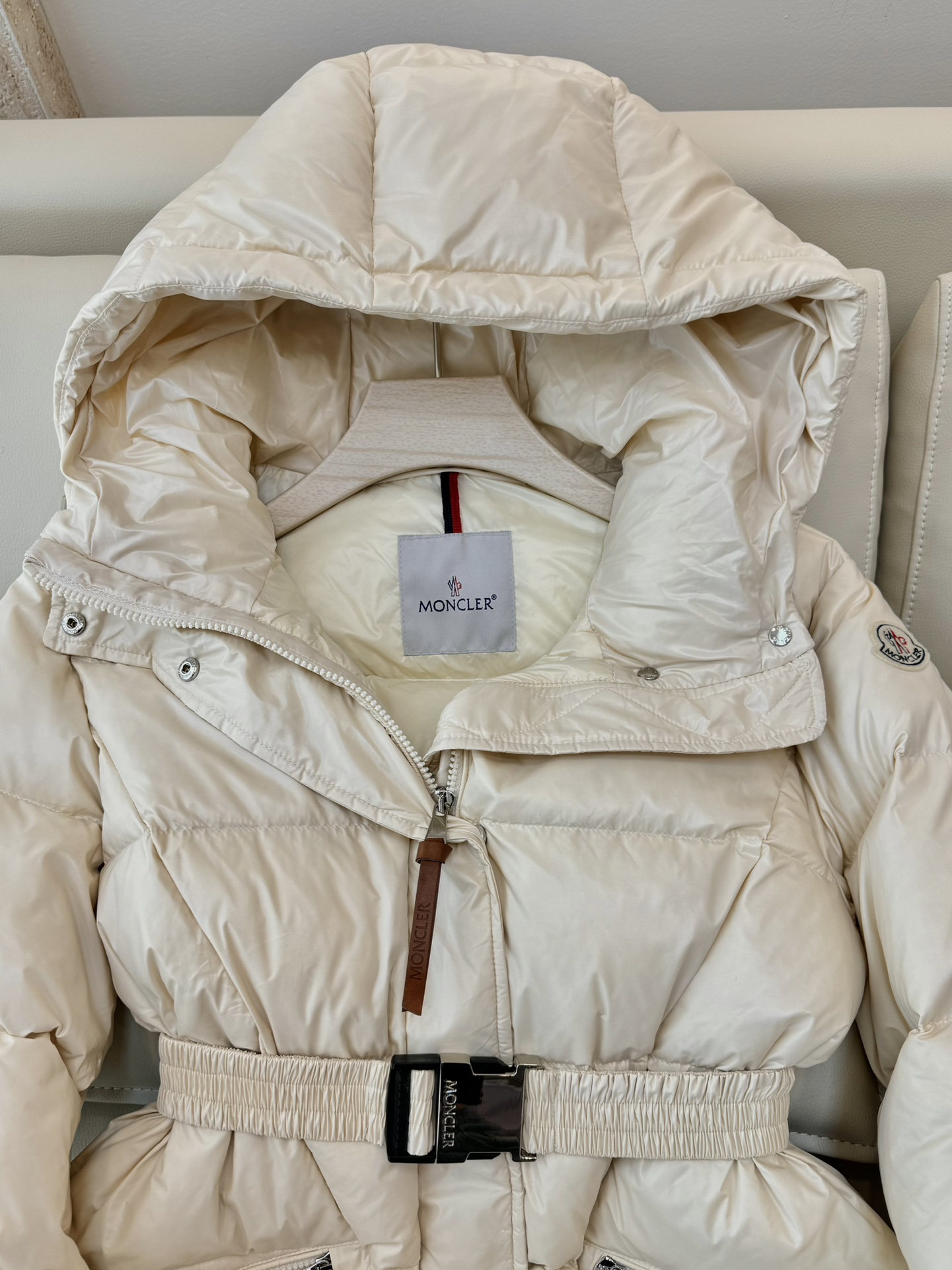 M381#新款羽绒服⚠️。
Moncler 顶级版 显瘦 收腰 90% 白鹅绒 长款羽绒服 黑色 米色 