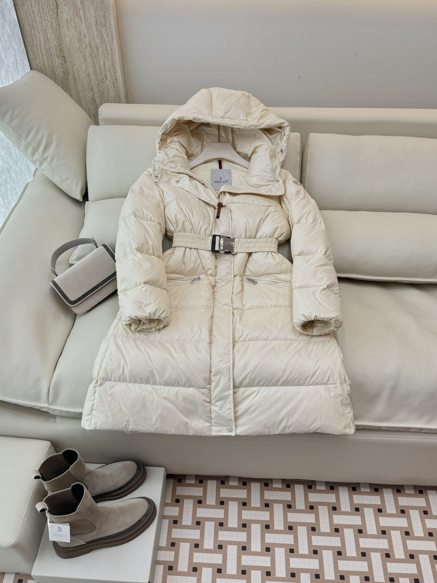 M381#新款羽绒服⚠️。
Moncler 顶级版 显瘦 收腰 90% 白鹅绒 长款羽绒服 黑色 米色 