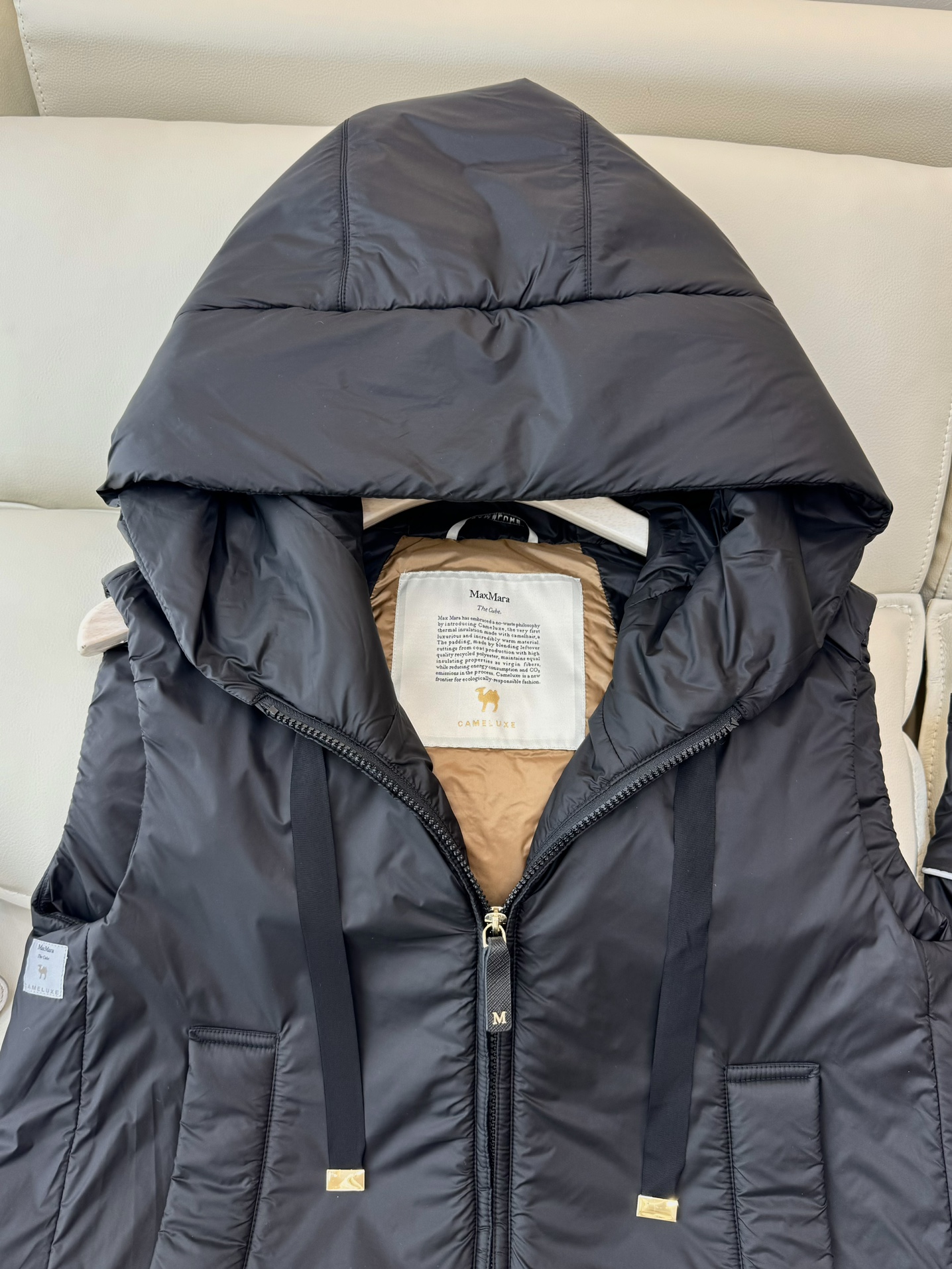 M309#新款驼绒服⚠️2025。
Max 立领马甲 48% 骆驼绒 4%桑蚕丝 进口面料 骆驼绒马甲 