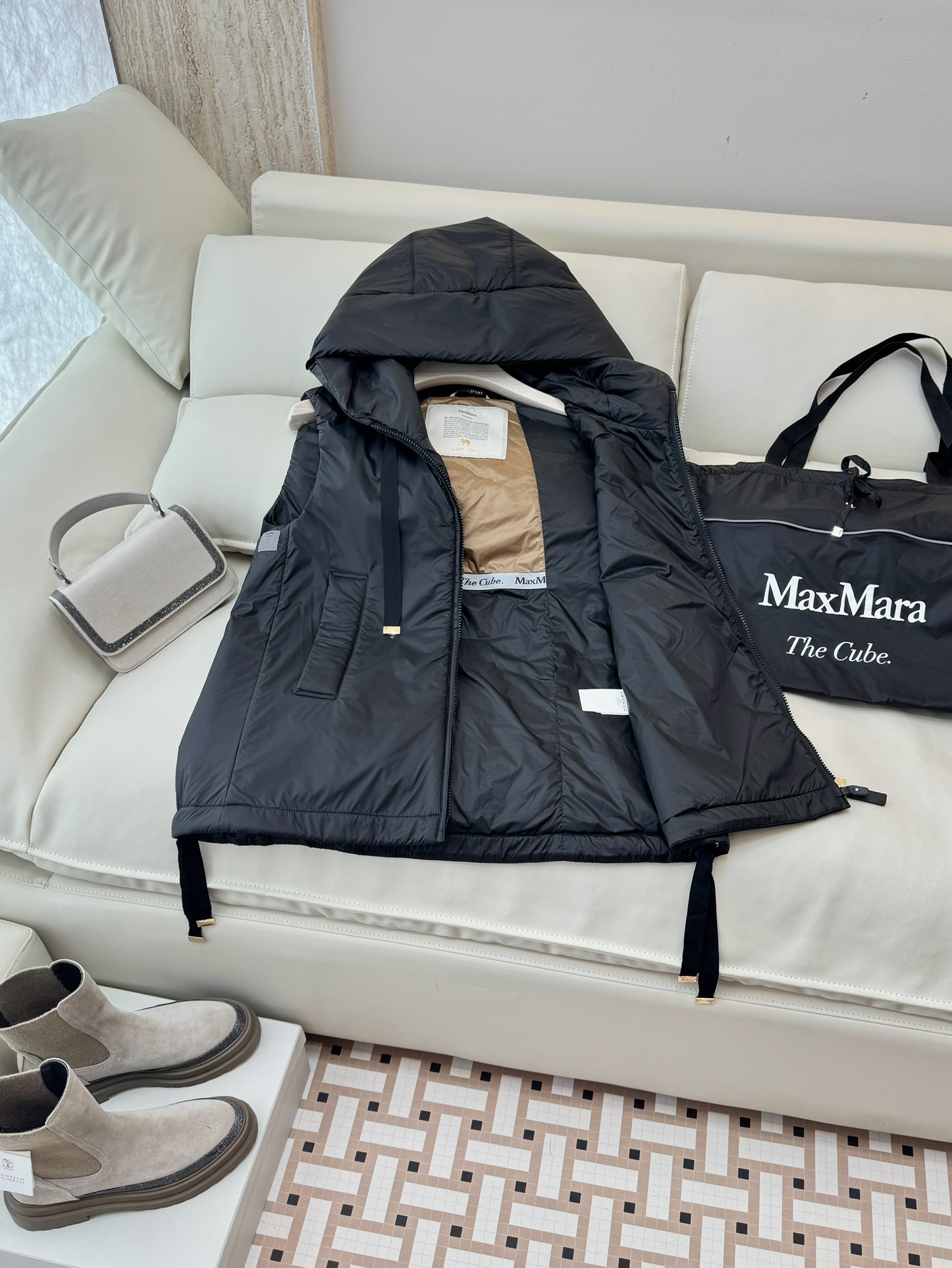 M309#新款驼绒服⚠️2025。
Max 立领马甲 48% 骆驼绒 4%桑蚕丝 进口面料 骆驼绒马甲 