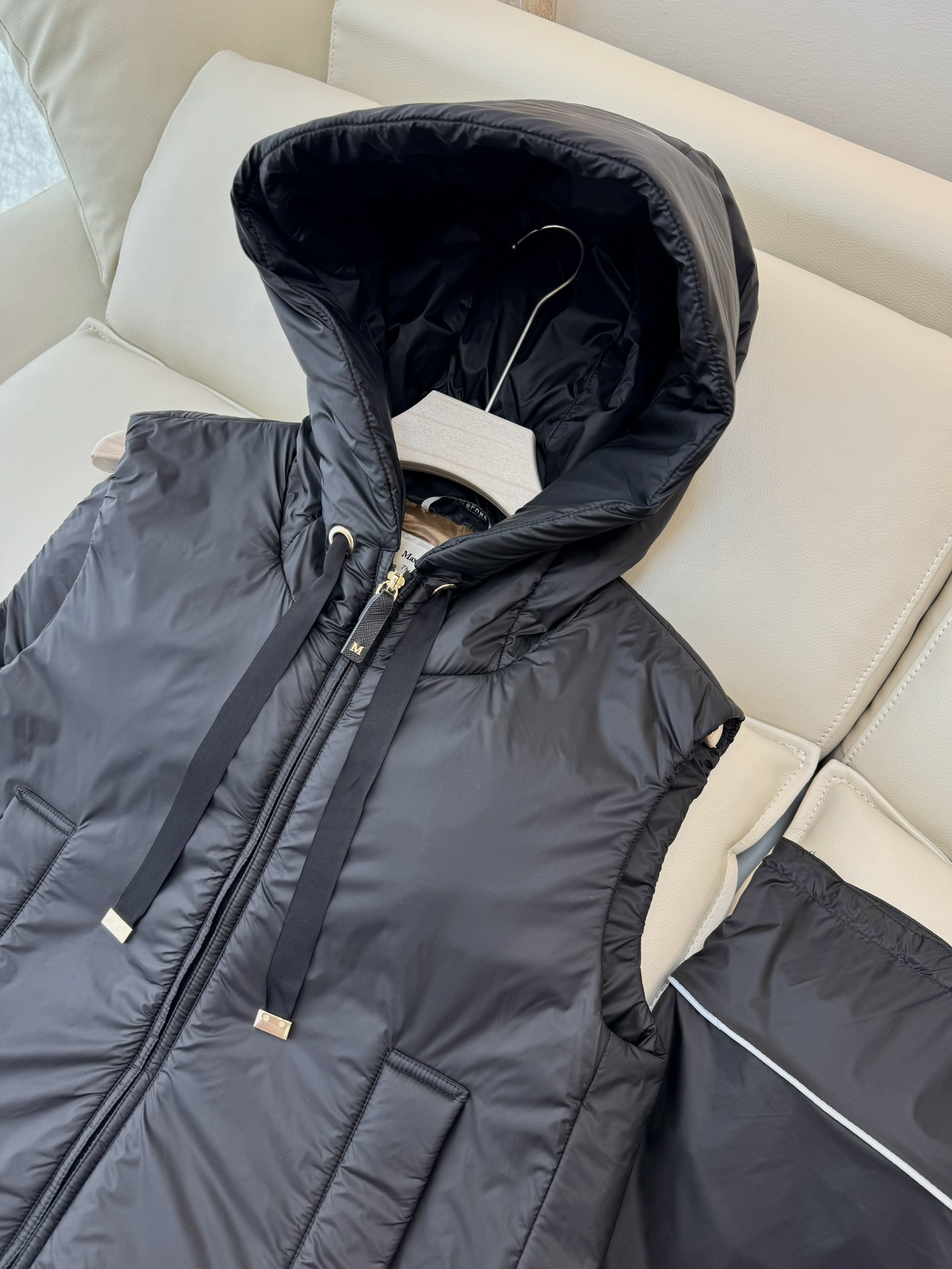 M309#新款驼绒服⚠️2025。
Max 立领马甲 48% 骆驼绒 4%桑蚕丝 进口面料 骆驼绒马甲 