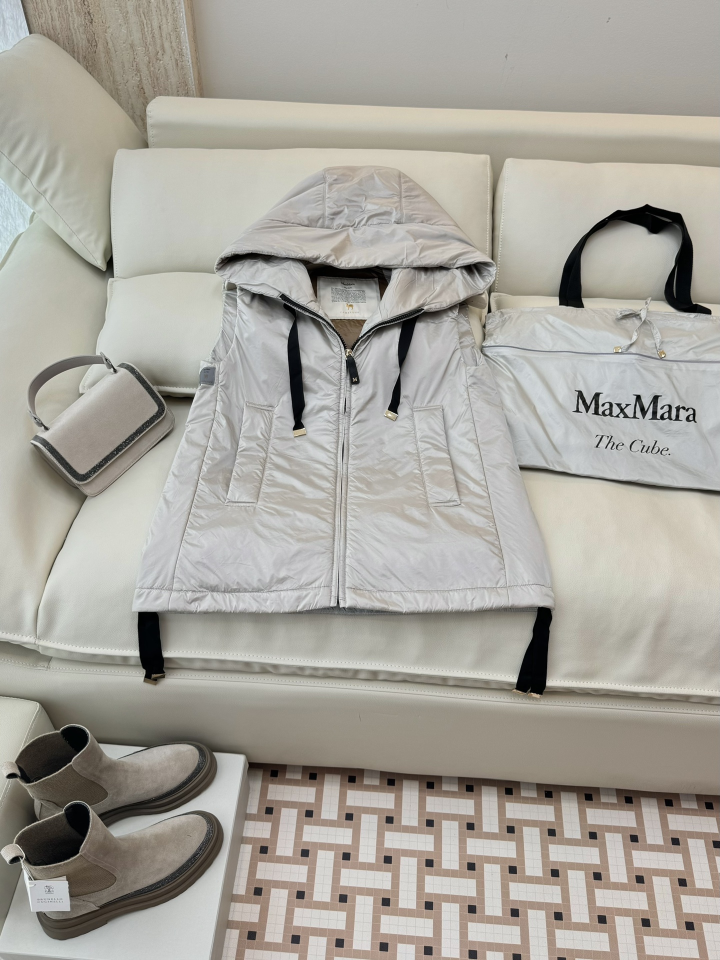 M309#新款驼绒服⚠️2025。
Max 立领马甲 48% 骆驼绒 4%桑蚕丝 进口面料 骆驼绒马甲 