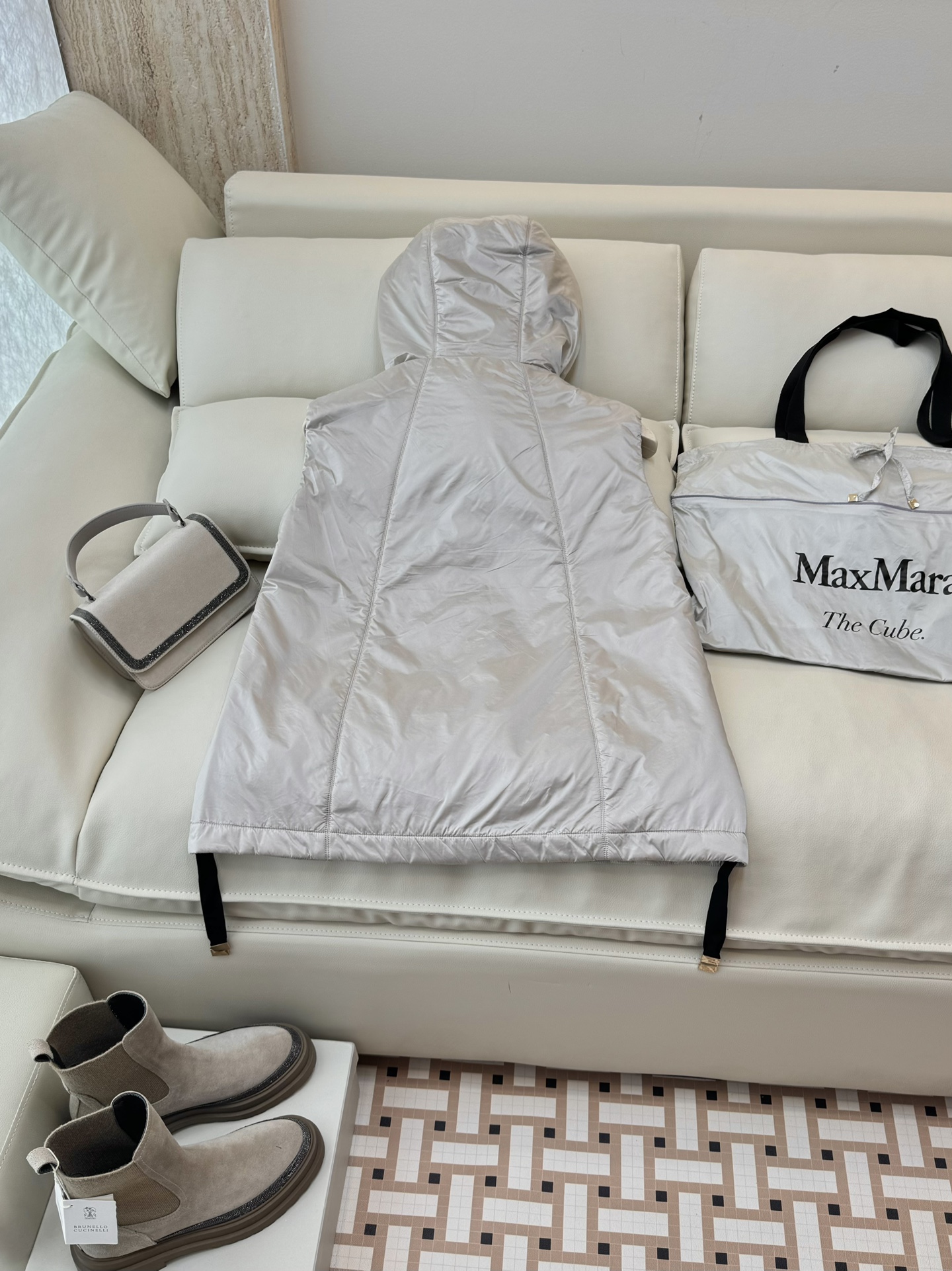 M309#新款驼绒服⚠️2025。
Max 立领马甲 48% 骆驼绒 4%桑蚕丝 进口面料 骆驼绒马甲 