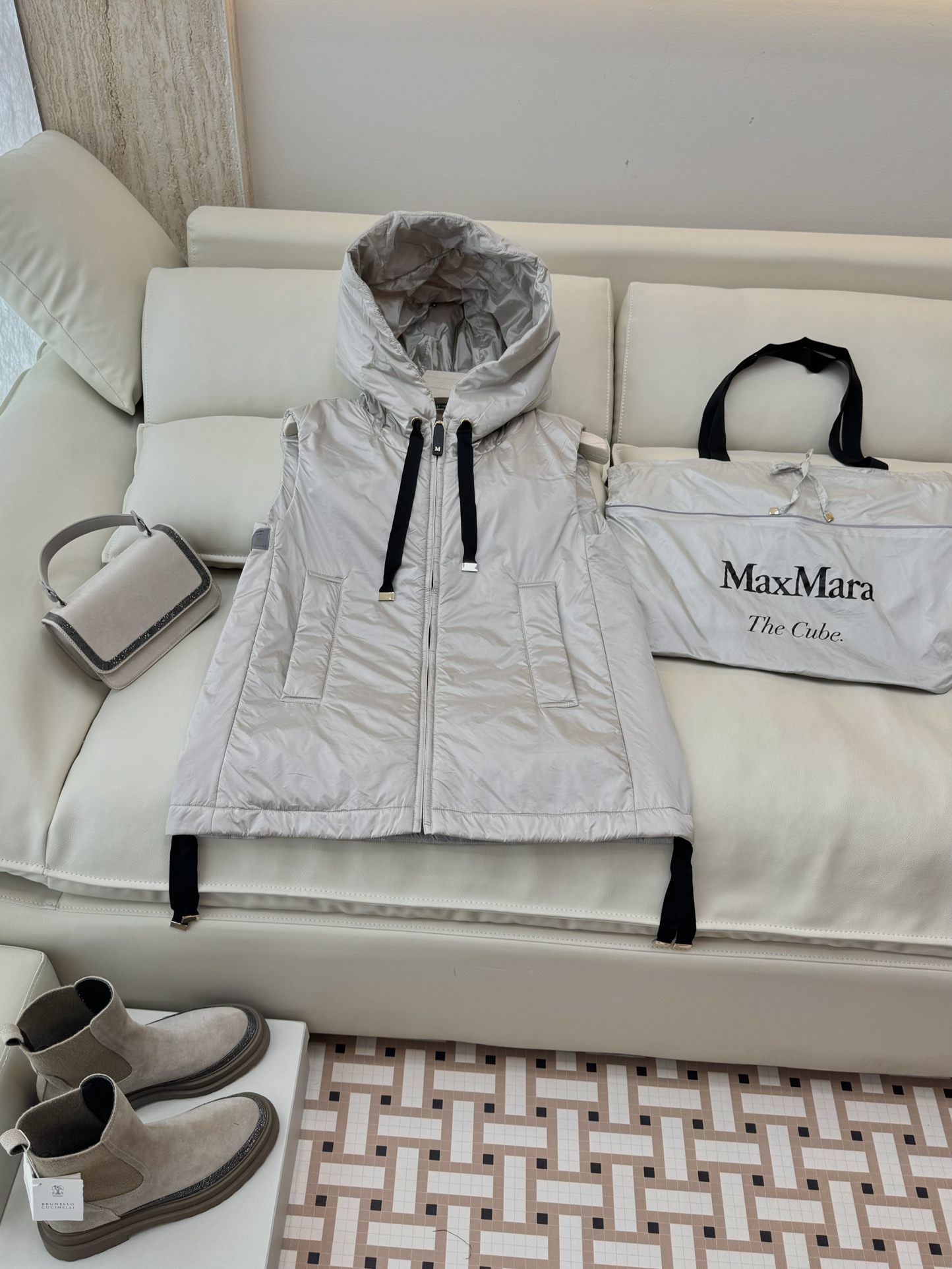 M309#新款驼绒服⚠️2025。
Max 立领马甲 48% 骆驼绒 4%桑蚕丝 进口面料 骆驼绒马甲 