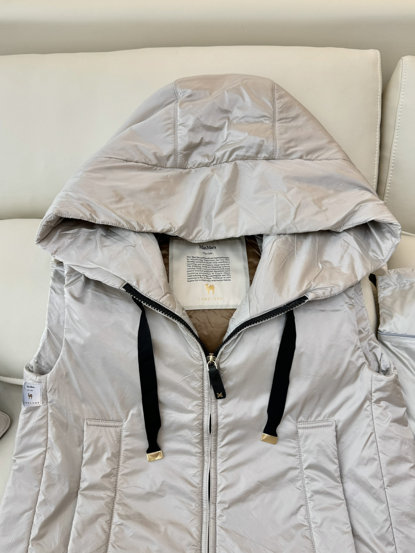 M309#新款驼绒服⚠️2025。
Max 立领马甲 48% 骆驼绒 4%桑蚕丝 进口面料 骆驼绒马甲 