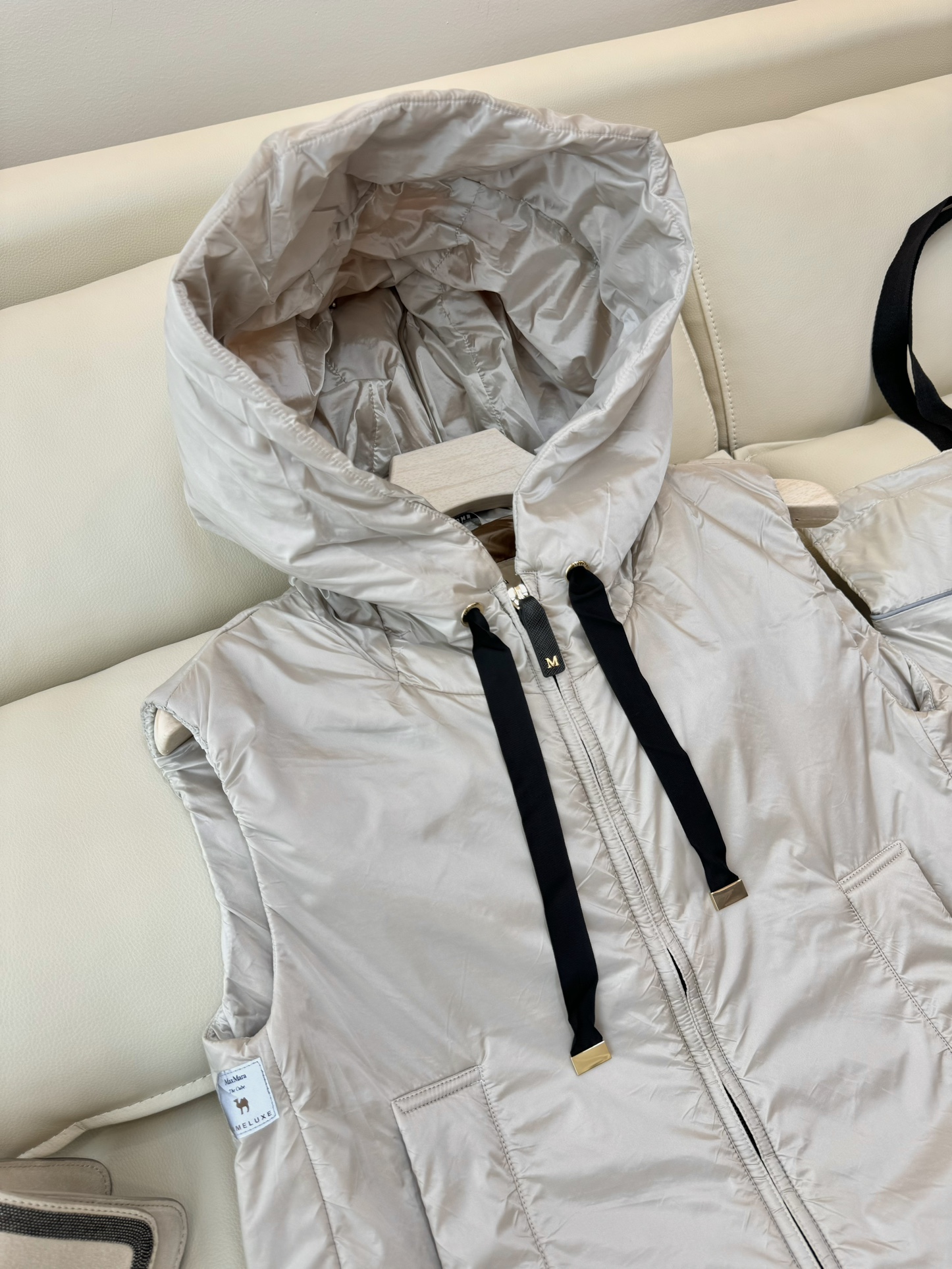 M309#新款驼绒服⚠️2025。
Max 立领马甲 48% 骆驼绒 4%桑蚕丝 进口面料 骆驼绒马甲 