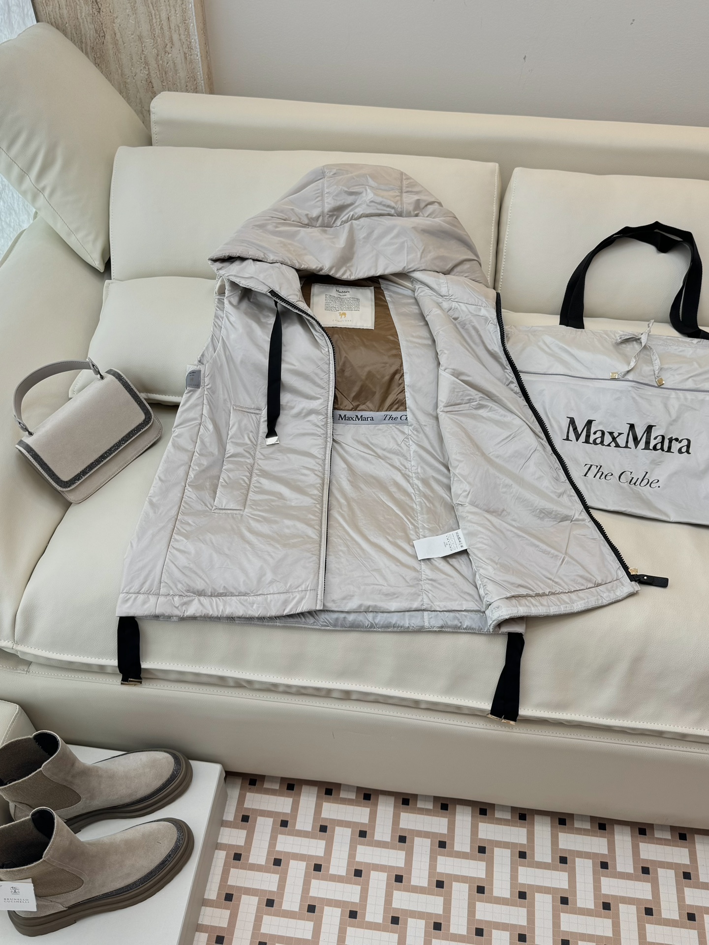 M309#新款驼绒服⚠️2025。
Max 立领马甲 48% 骆驼绒 4%桑蚕丝 进口面料 骆驼绒马甲 