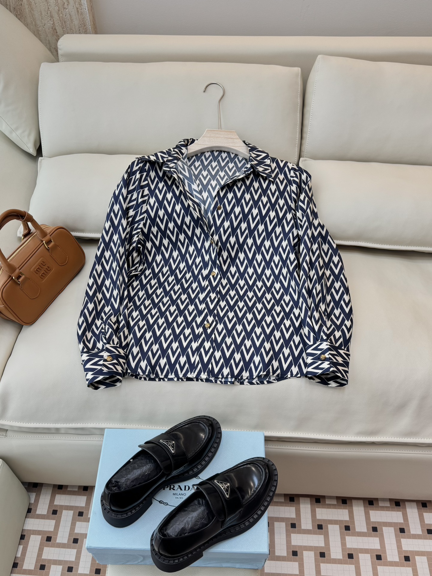 BS0591#新款真丝衬衫。
Valentino 字母印花 金扣 100% 真丝衬衫  SMLXL