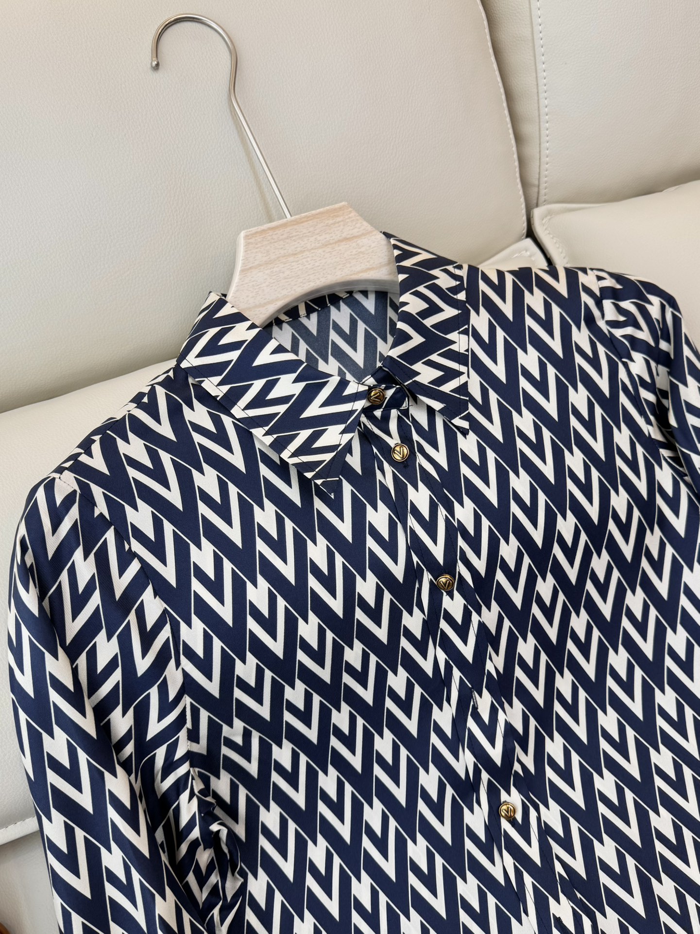 BS0591#新款真丝衬衫。
Valentino 字母印花 金扣 100% 真丝衬衫  SMLXL