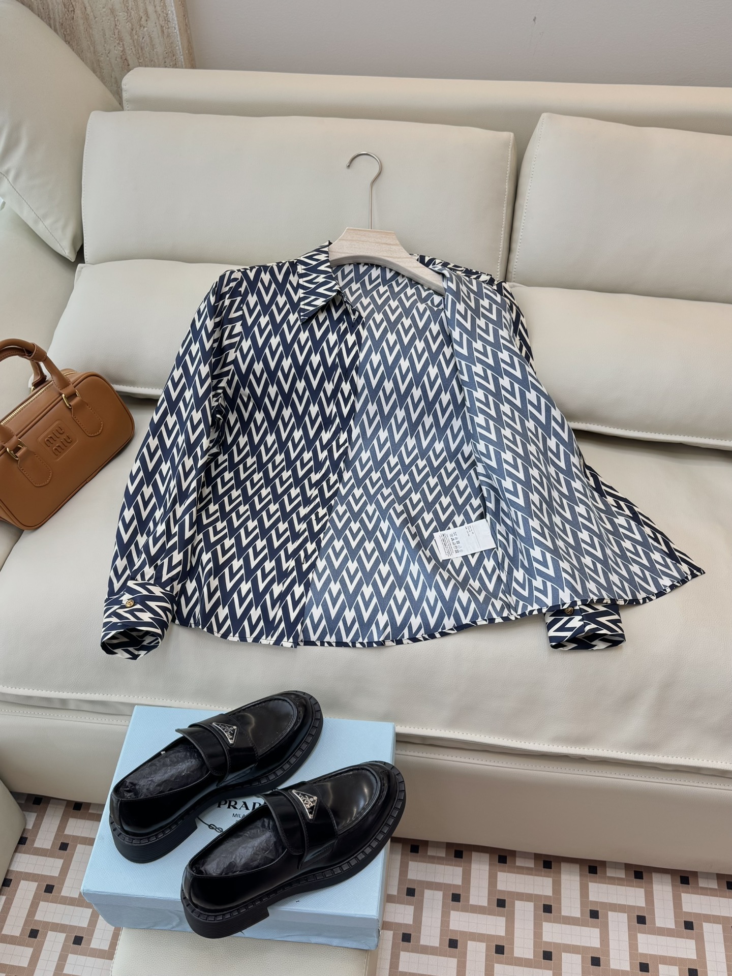 BS0591#新款真丝衬衫。
Valentino 字母印花 金扣 100% 真丝衬衫  SMLXL