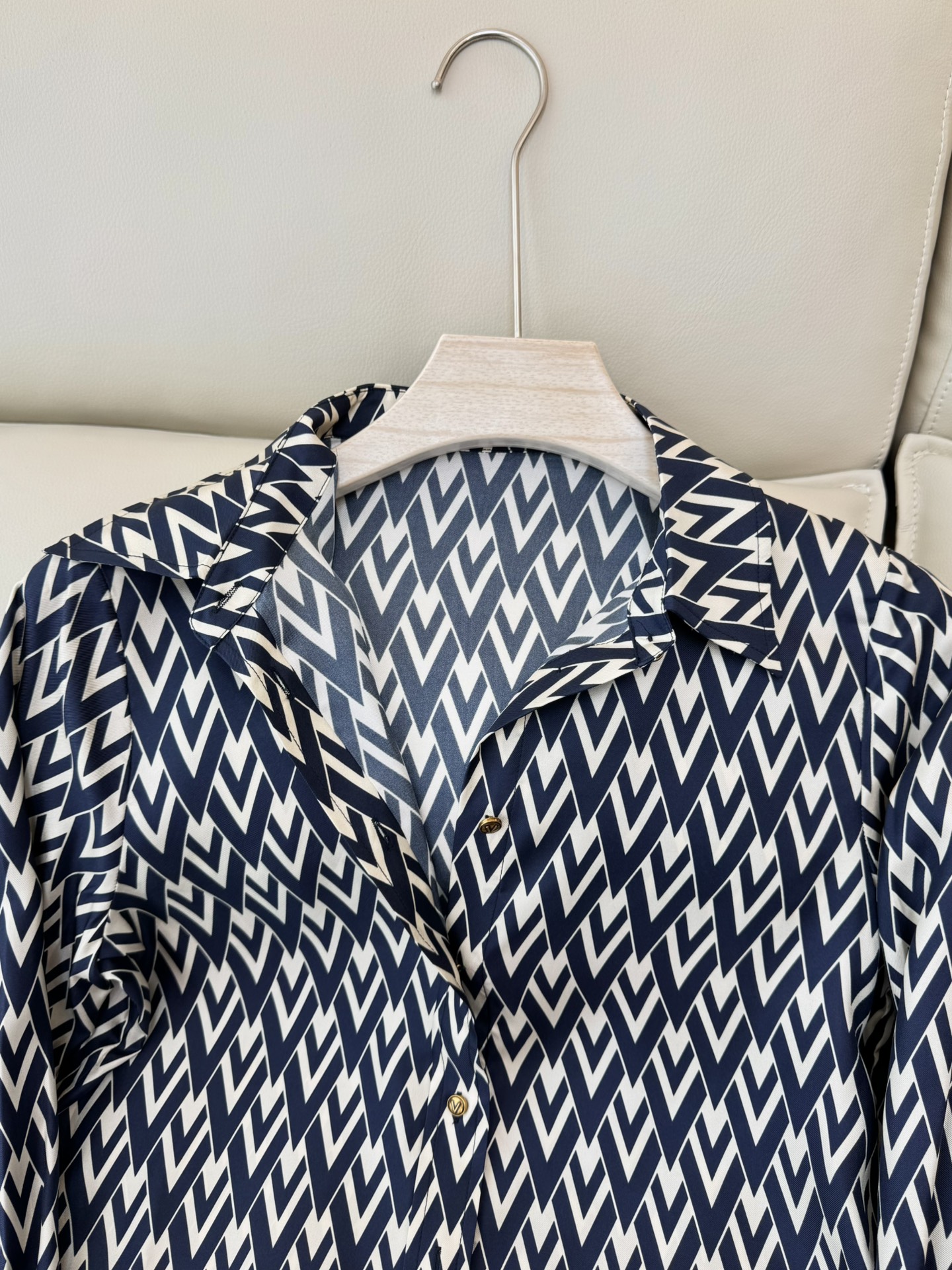 BS0591#新款真丝衬衫。
Valentino 字母印花 金扣 100% 真丝衬衫  SMLXL
