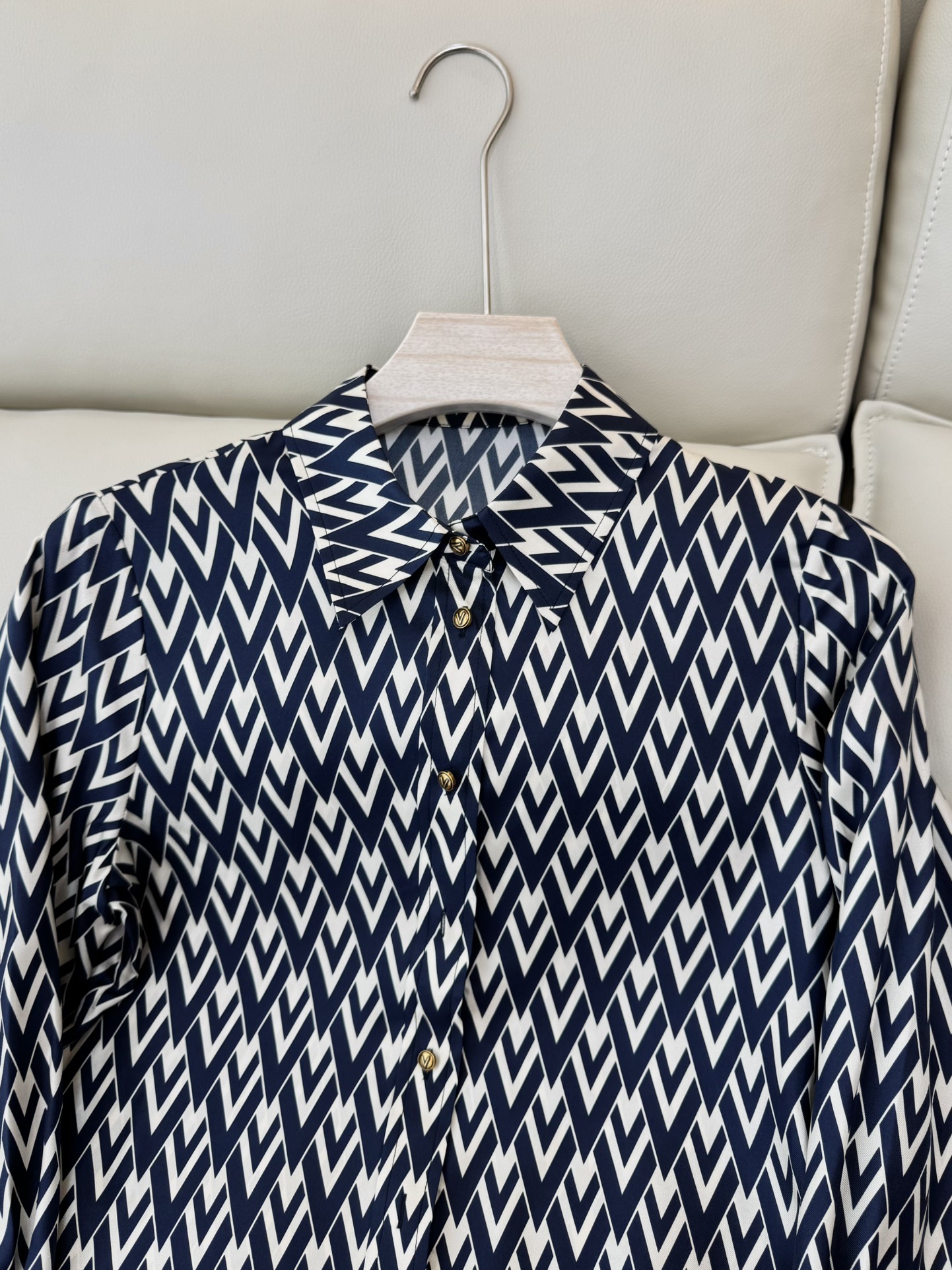 BS0591#新款真丝衬衫。
Valentino 字母印花 金扣 100% 真丝衬衫  SMLXL
