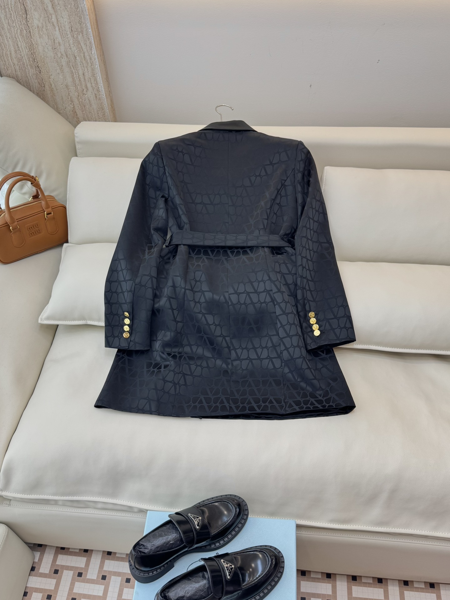 HXZ062#新款连衣裙💕Valentino 醋酸纤维提花面料 金色腰带修身连衣裙 黑色 白色 SMLX