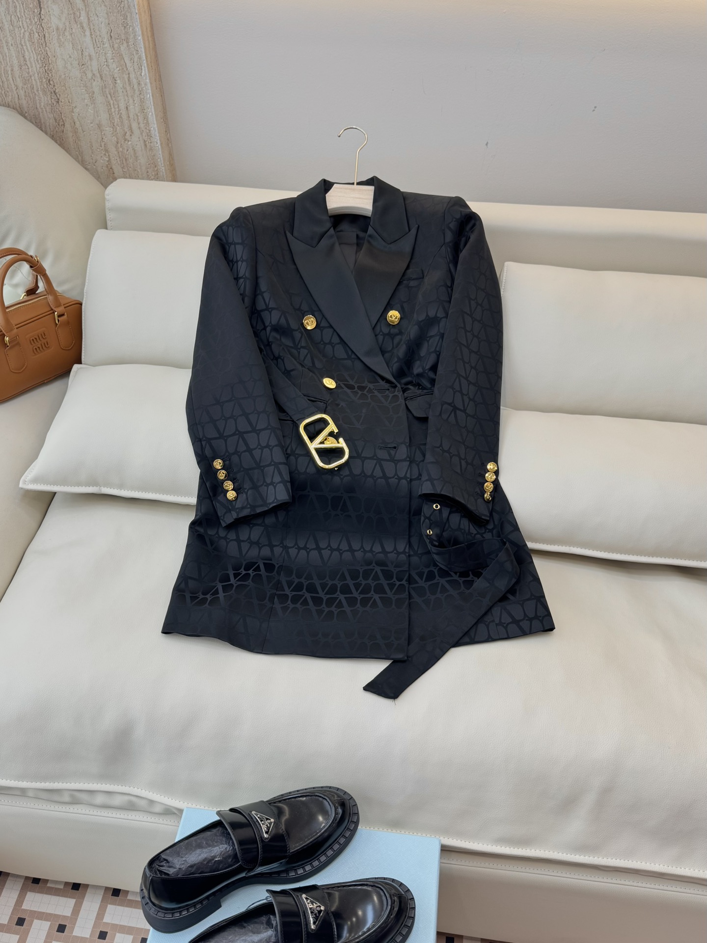 HXZ062#新款连衣裙💕Valentino 醋酸纤维提花面料 金色腰带修身连衣裙 黑色 白色 SMLX