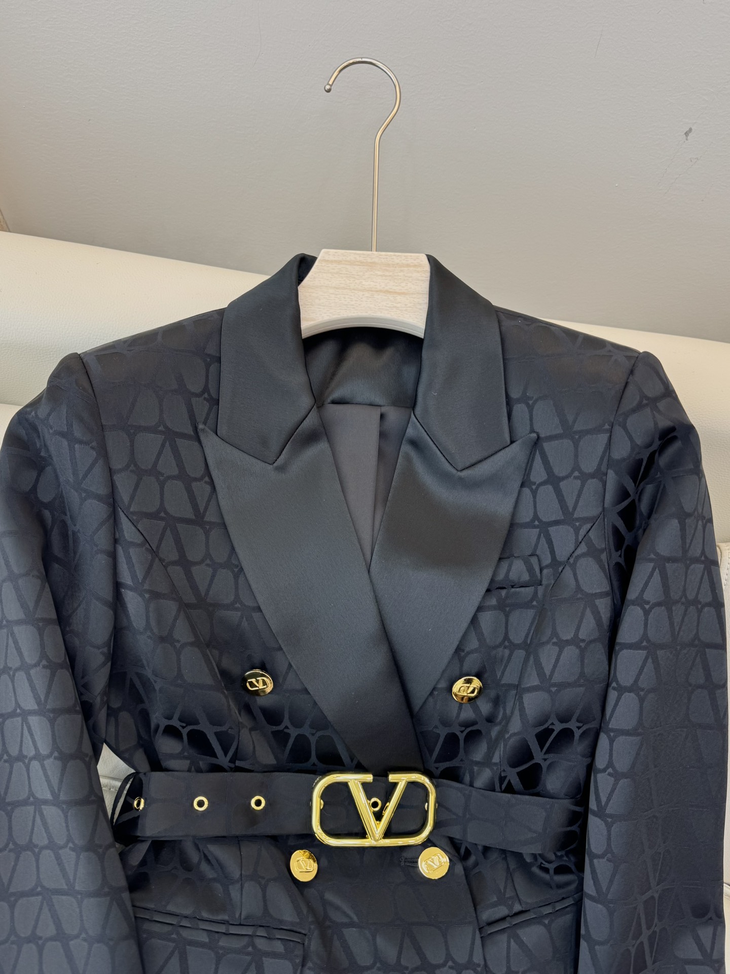 HXZ062#新款连衣裙💕Valentino 醋酸纤维提花面料 金色腰带修身连衣裙 黑色 白色 SMLX