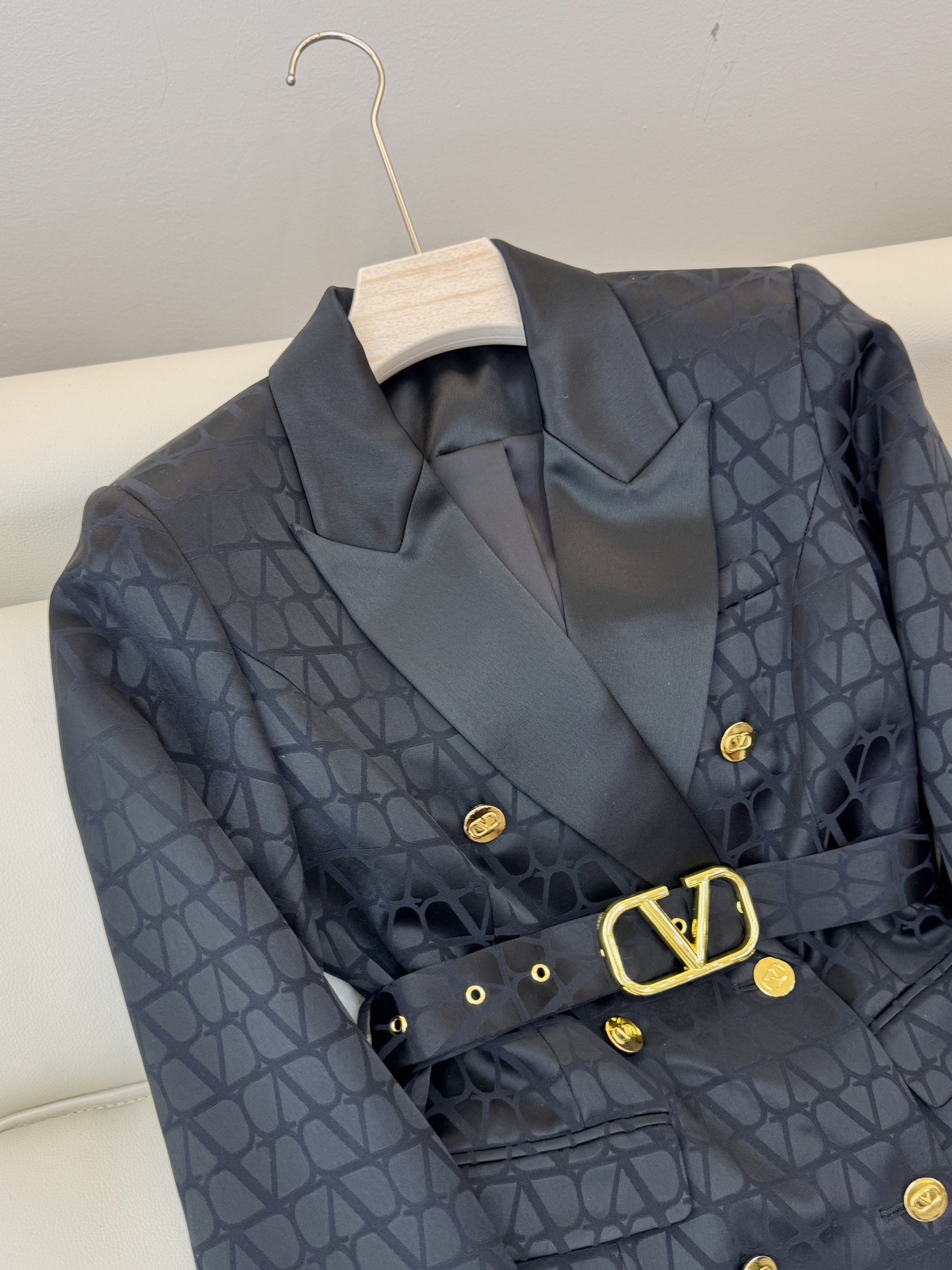 HXZ062#新款连衣裙💕Valentino 醋酸纤维提花面料 金色腰带修身连衣裙 黑色 白色 SMLX