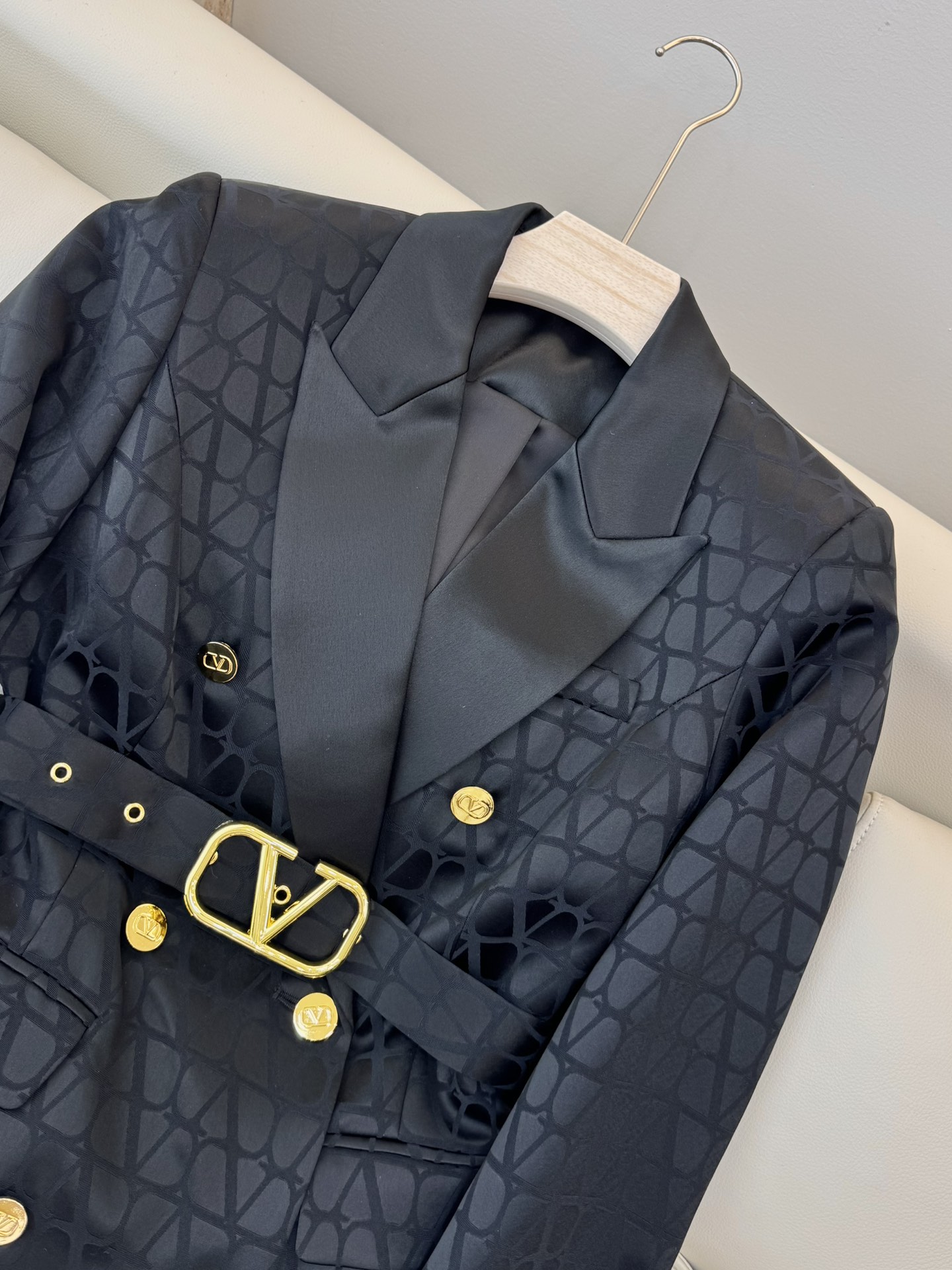 HXZ062#新款连衣裙💕Valentino 醋酸纤维提花面料 金色腰带修身连衣裙 黑色 白色 SMLX