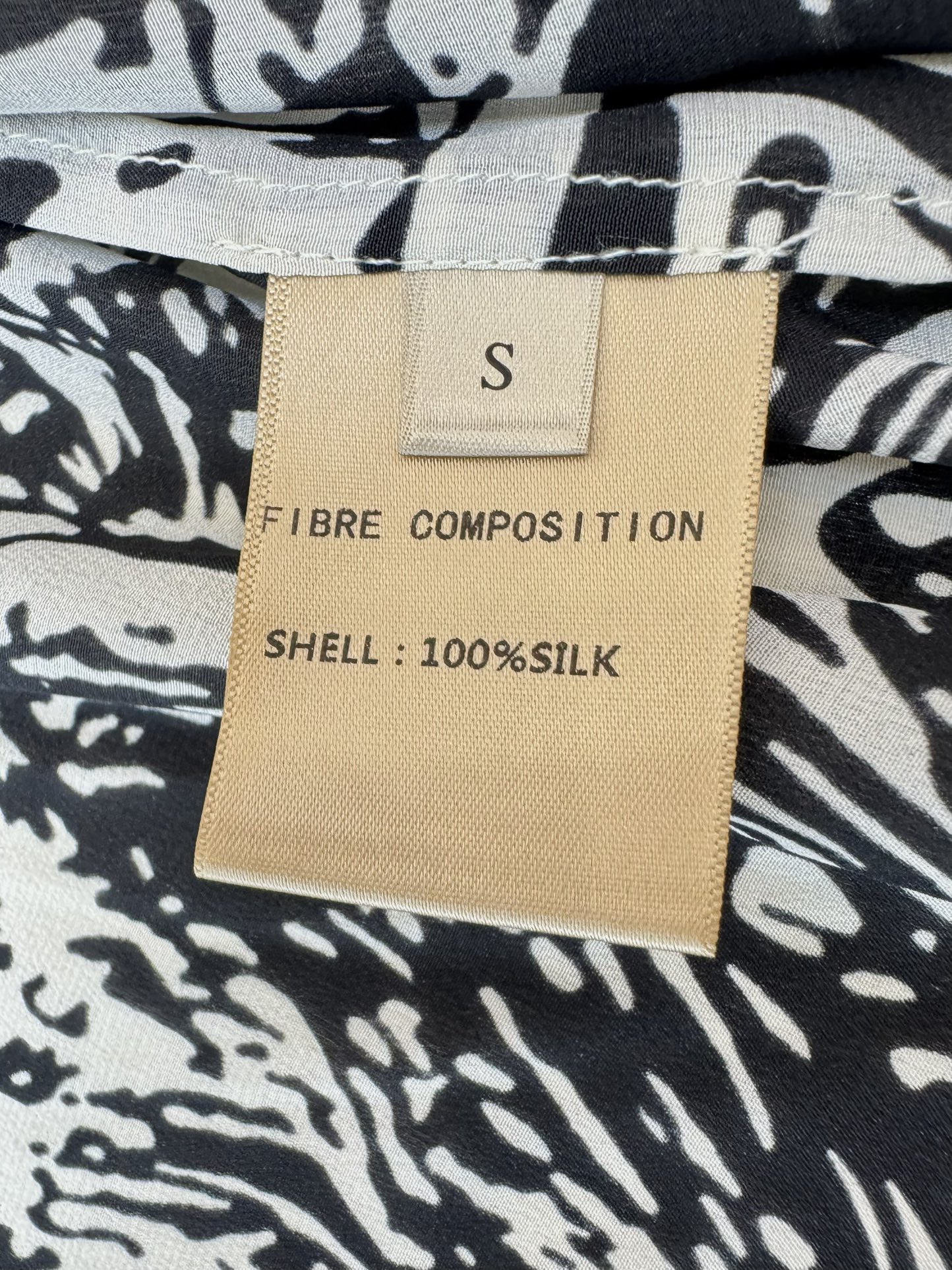 BS608#新款衬衫。
LP 最新款花卉动物纹印花斜纹真丝衬衫 SMLXL