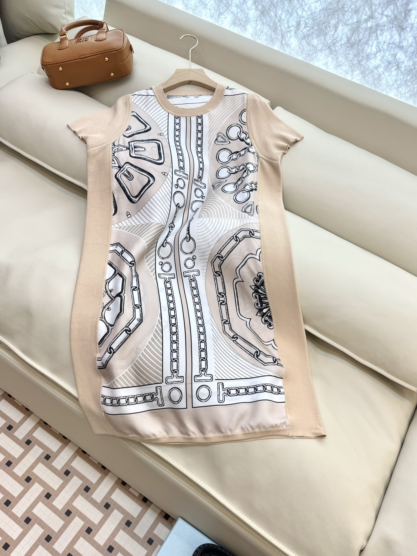 NO:331107,H324063# new knitted sweater HH Home Hermes Silk Positioning Print Wool Knitted Short-sleeved Dress Apricot Blue SMLXL,,hermes,skirts,T-shirt,real silk,alexander wang19860909H324063#新款针织衫 H家 爱马仕 真丝定位印花 拼羊毛针织 短袖连衣裙 杏色 蓝色 SMLXL,,hermes,skirts,T-shirt,real silk,alexander wang,Women's clothing