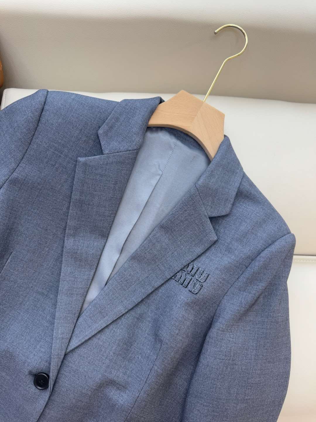 XZ078#新款套装🌾Miu 家贴布绣花字母 40%羊毛西装外套➕长裤套装 灰色 SMLXL