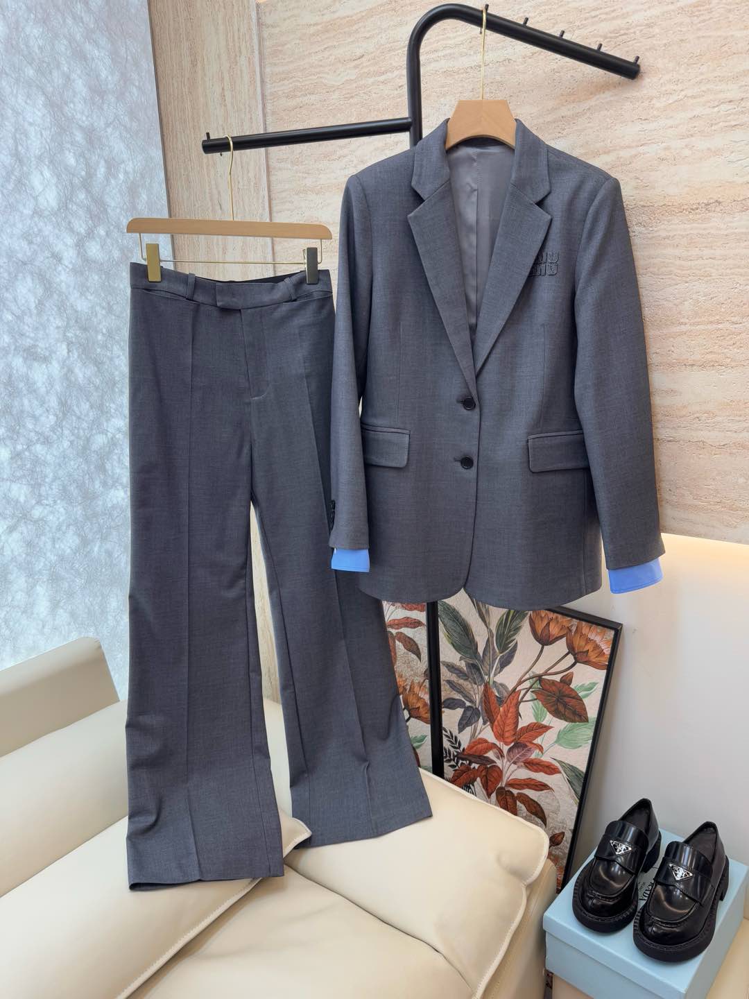 XZ078#新款套装🌾Miu 家贴布绣花字母 40%羊毛西装外套➕长裤套装 灰色 SMLXL