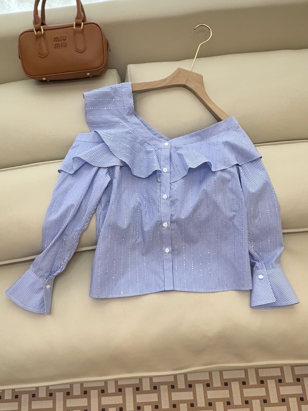 NO:296916,YM012# new shirt off-shoulder striped print long-sleeved shirt blue white SMLXL,,shirts,alexander wang19860909YM012#新款衬衫 露肩 条纹印花 长袖衬衫 蓝色 白色 SMLXL,,shirts,alexander wang,Women's clothing