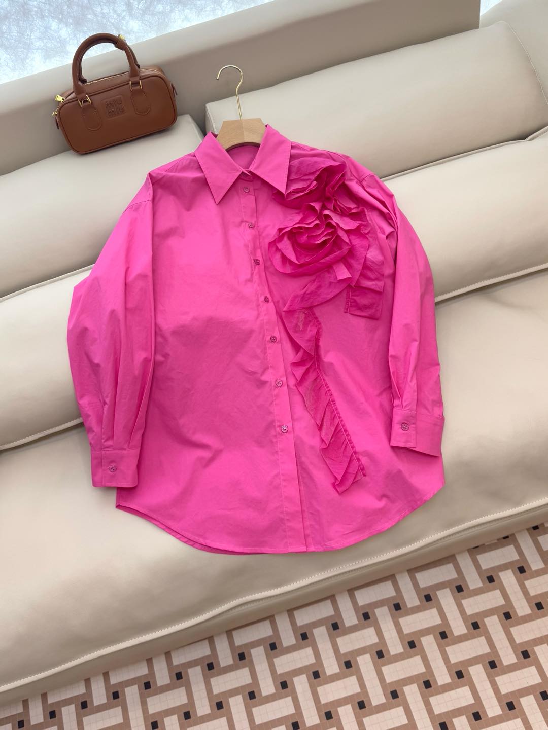 NO:296890,YM017# new shirt Heavy industry plate flowers Cotton material Long-sleeved shirt Dragon fruit color White SMLXL,,shirts,alexander wang19860909YM017#新款衬衫 重工盘花朵 棉料 长袖衬衫 火龙果色 白色 SMLXL,,shirts,alexander wang,Women's clothing