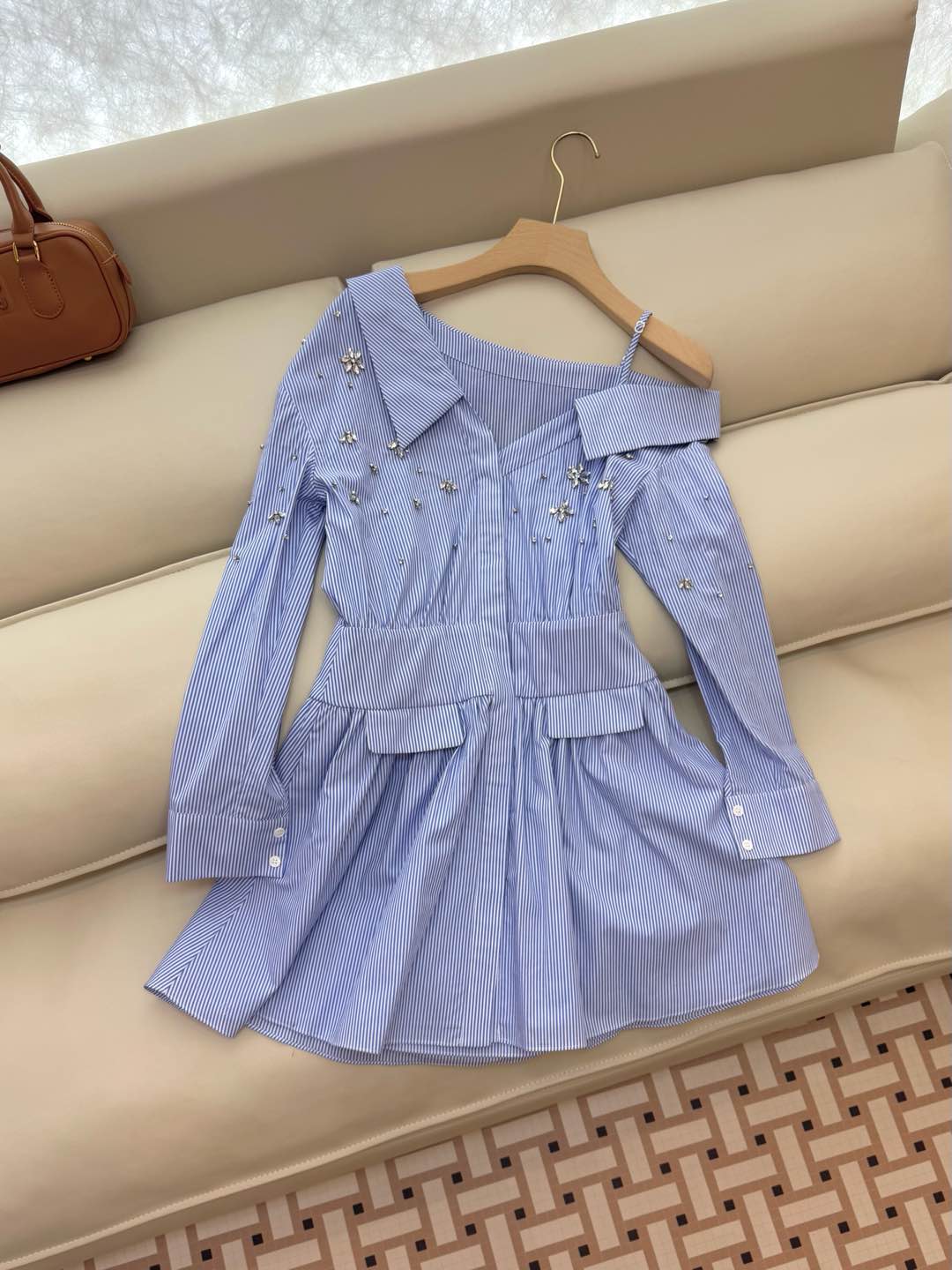 NO:296911,YM013# new dress off shoulder striped print nail diamond long-sleeved dress blue white SMLXL,,skirts,alexander wang19860909YM013#新款连衣裙 露肩 条纹印花 钉钻 长袖连衣裙 蓝色 白色 SMLXL,,skirts,alexander wang,Women's clothing