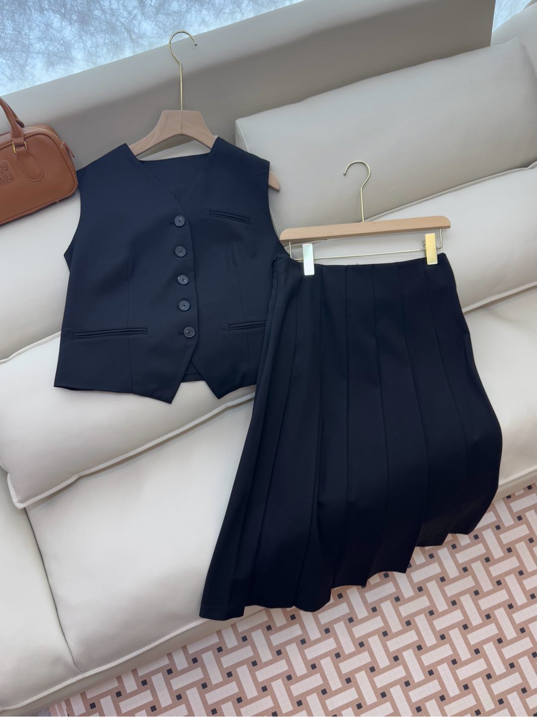 NO:295862,YM001# new suit 30 wool V-neck vest long skirt suit black SMLXL, skirts, alexander wang19860909YM001#新款套装 30羊毛 V领马甲长半裙 套装 黑色 SMLXL,,skirts,alexander wang,Women's clothing