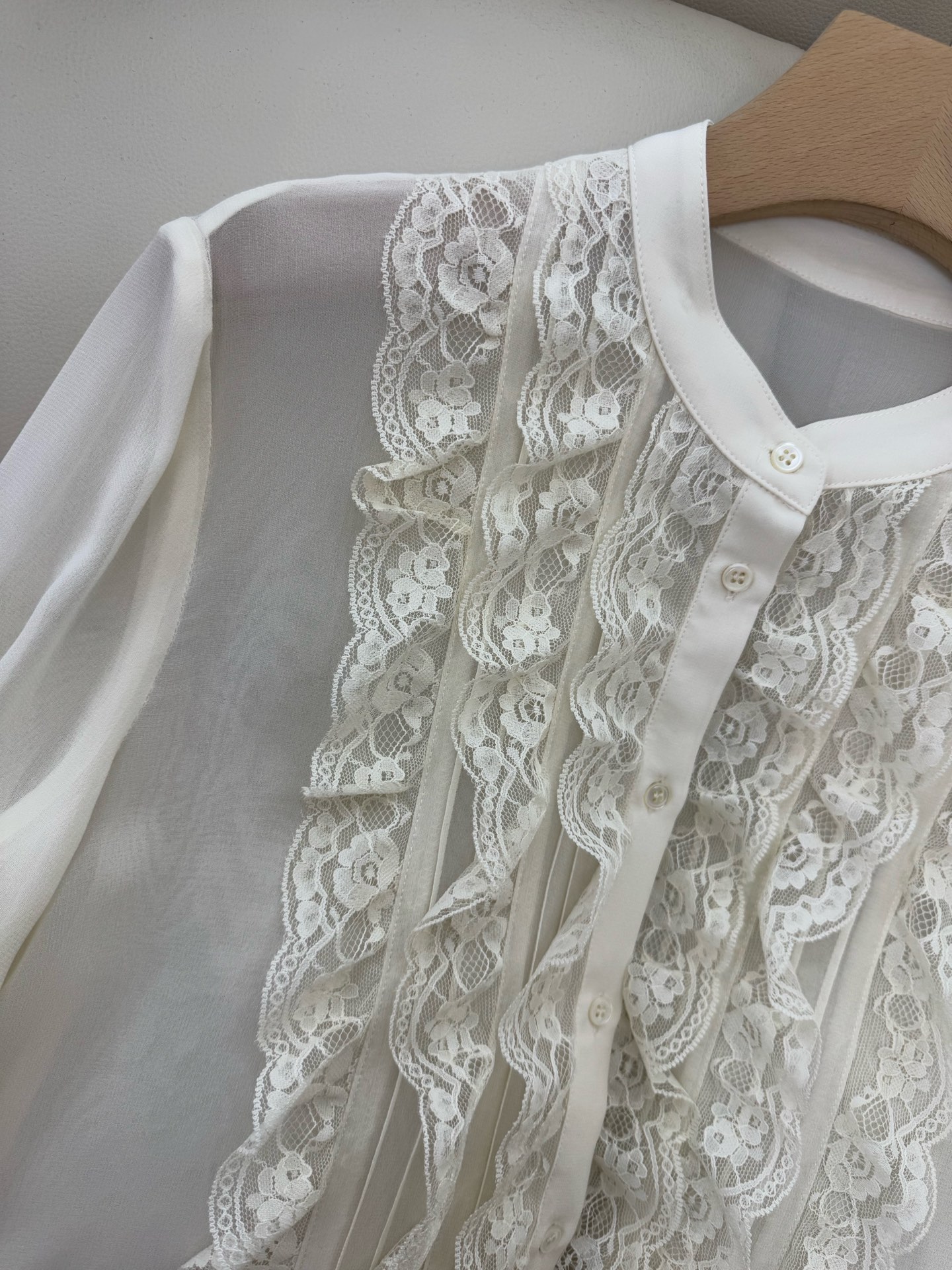 BS611#新款衬衫💕chloe 木耳边蕾丝绣花长袖米色真丝衬衫 36/38/40/42