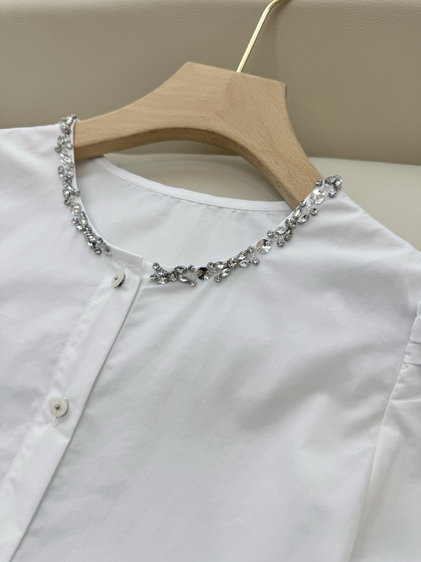 CY040#新款衬衫。
小香 全手工钉珠长袖白衬衫 SML