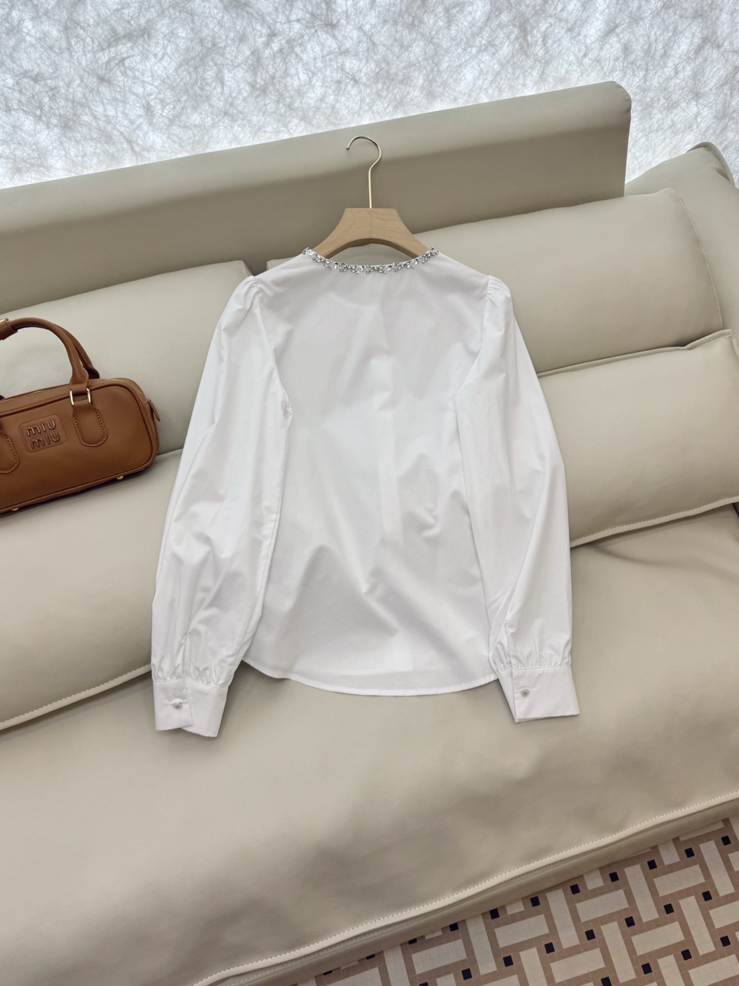 CY040#新款衬衫。
小香 全手工钉珠长袖白衬衫 SML
