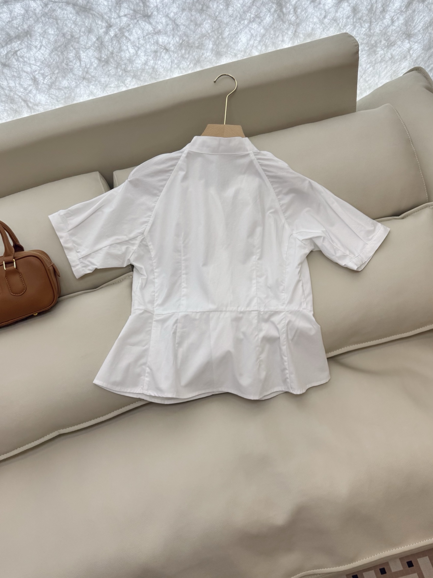 CY037#新款衬衫。
Di* 100%棉 刺绣小蜜蜂 纯色短袖衬衫 白色 SML