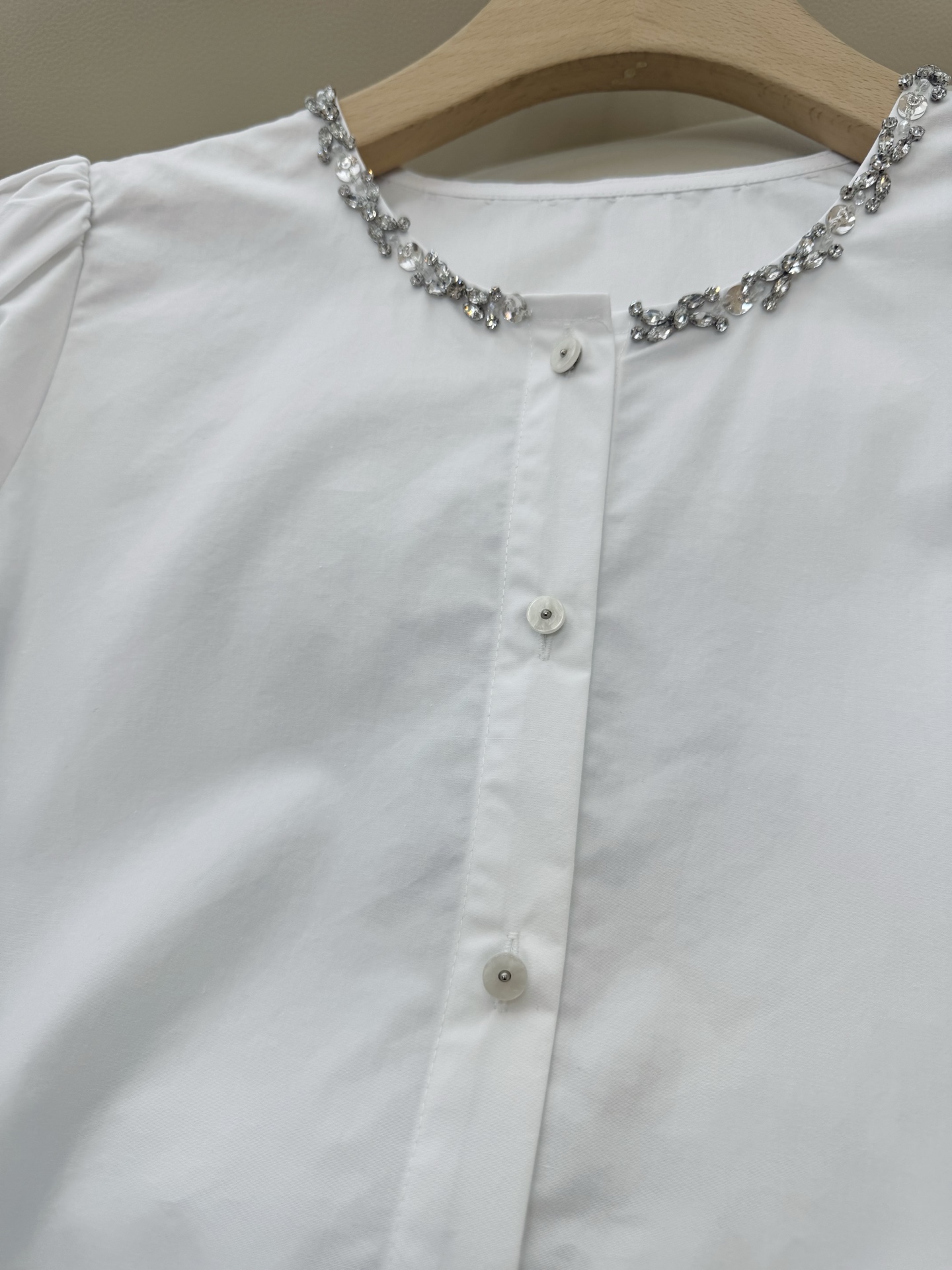 CY040#新款衬衫。
小香 全手工钉珠长袖白衬衫 SML