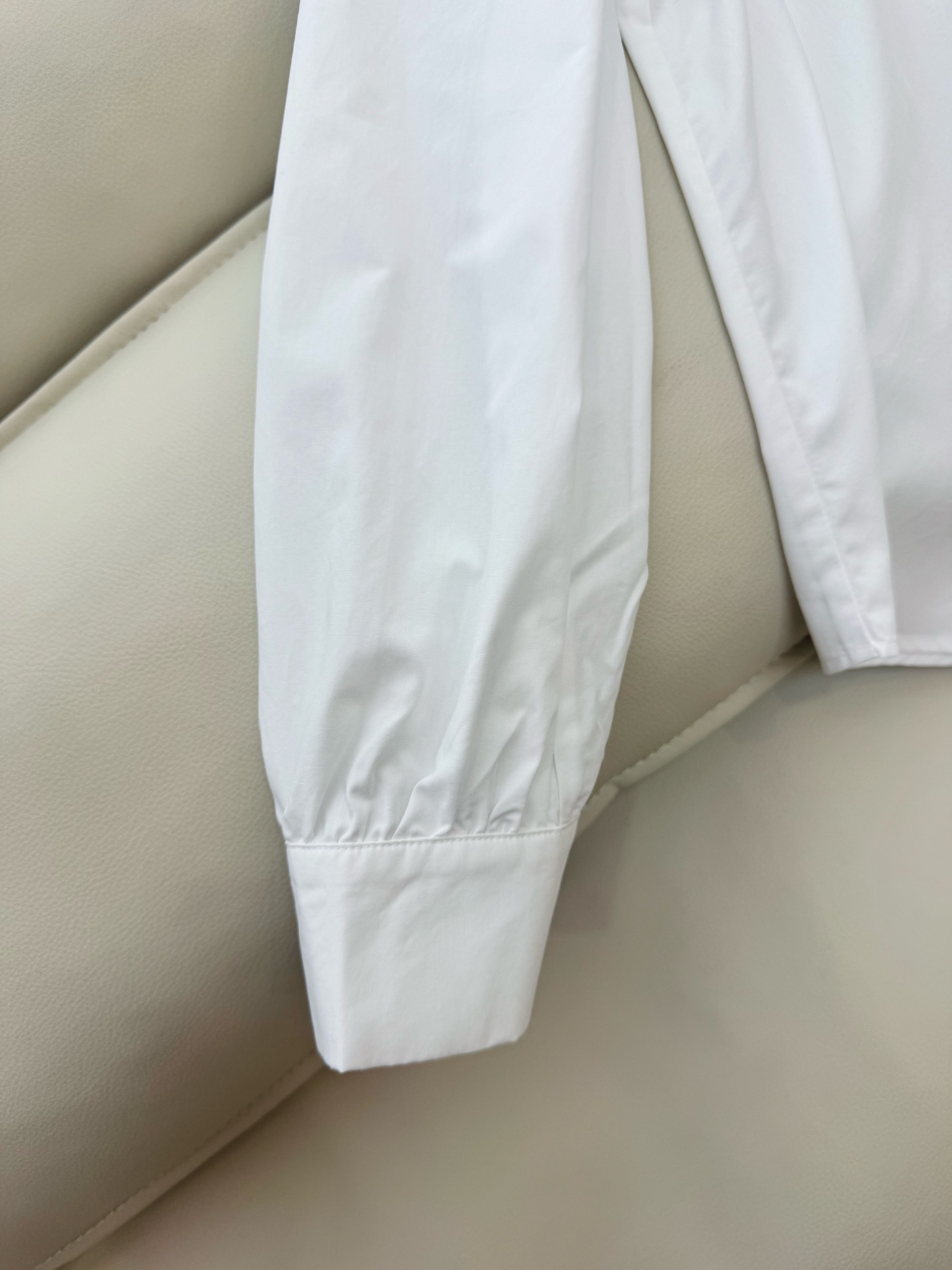 CY040#新款衬衫。
小香 全手工钉珠长袖白衬衫 SML