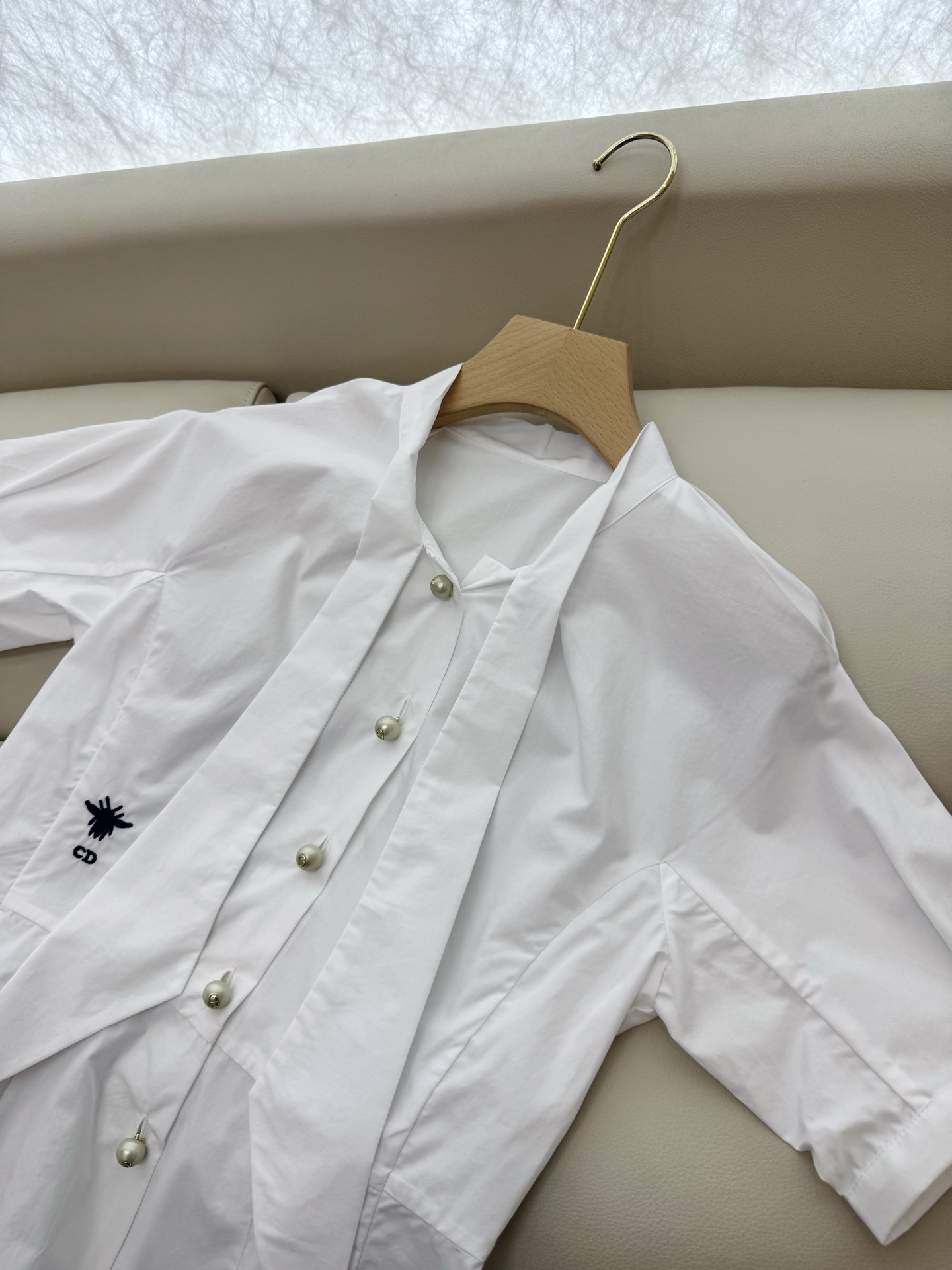 CY037#新款衬衫。
Di* 100%棉 刺绣小蜜蜂 纯色短袖衬衫 白色 SML