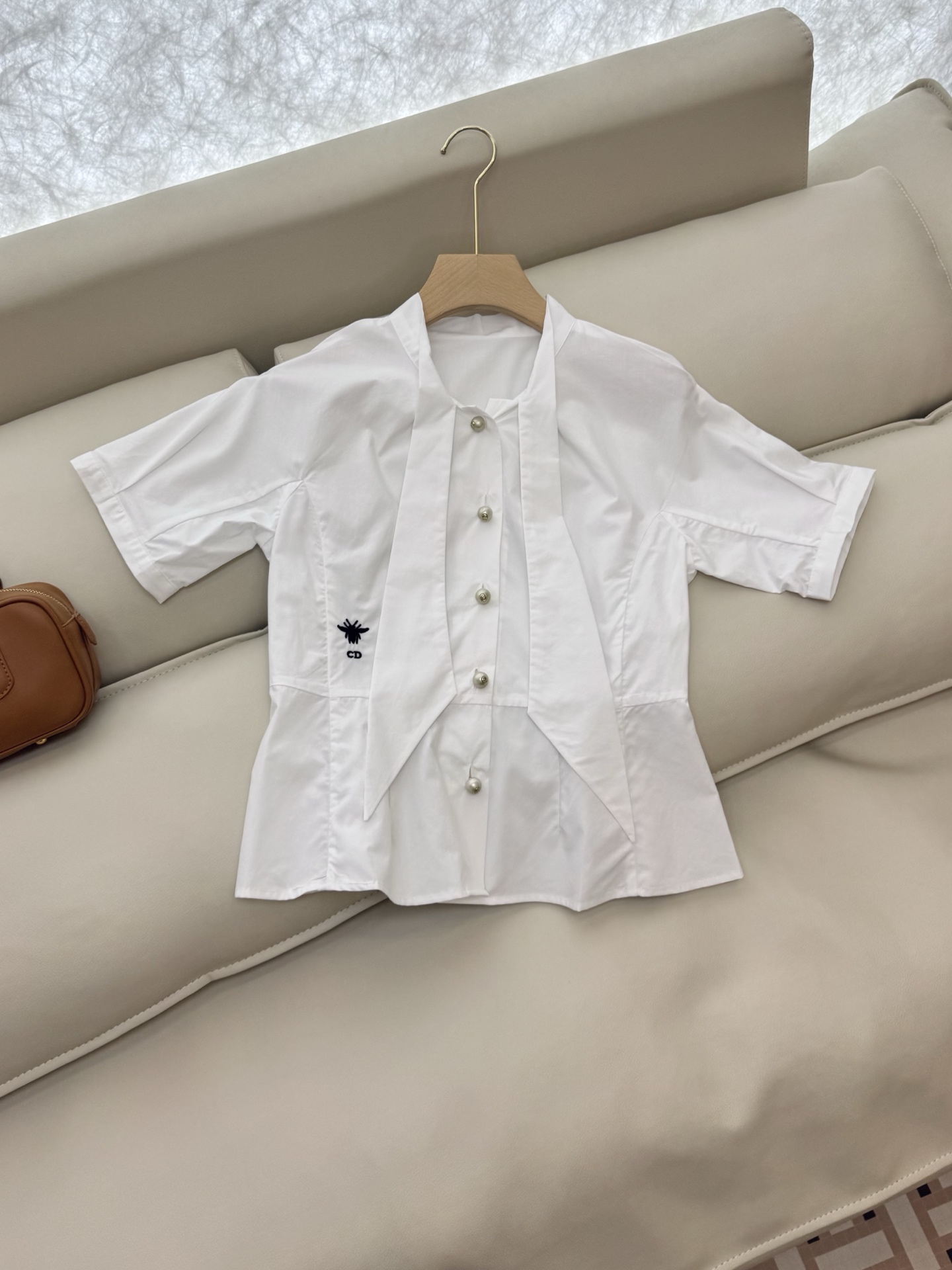 CY037#新款衬衫。
Di* 100%棉 刺绣小蜜蜂 纯色短袖衬衫 白色 SML
