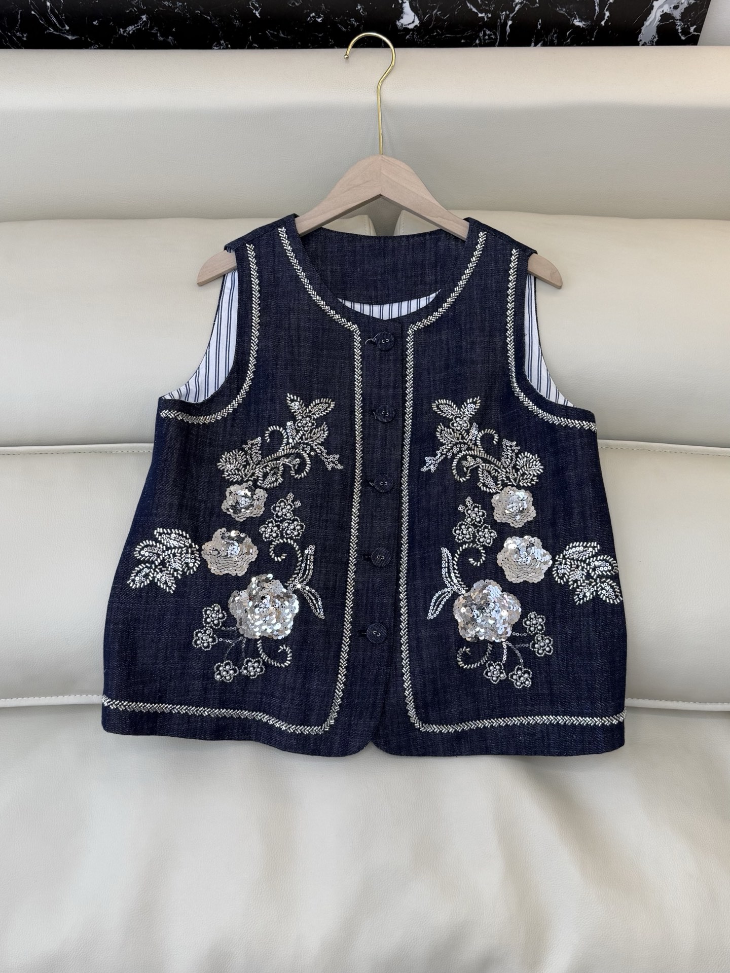 NO:734656,YM065# New style vest factory, heavy denim, full hand embroidery, bead tube embroidery, vest SMLXL,,19860909YM065#新款马甲工厂 重牛仔麻 全手工刺绣 珠管绣花 马甲 SMLXL,,,Women's clothing
