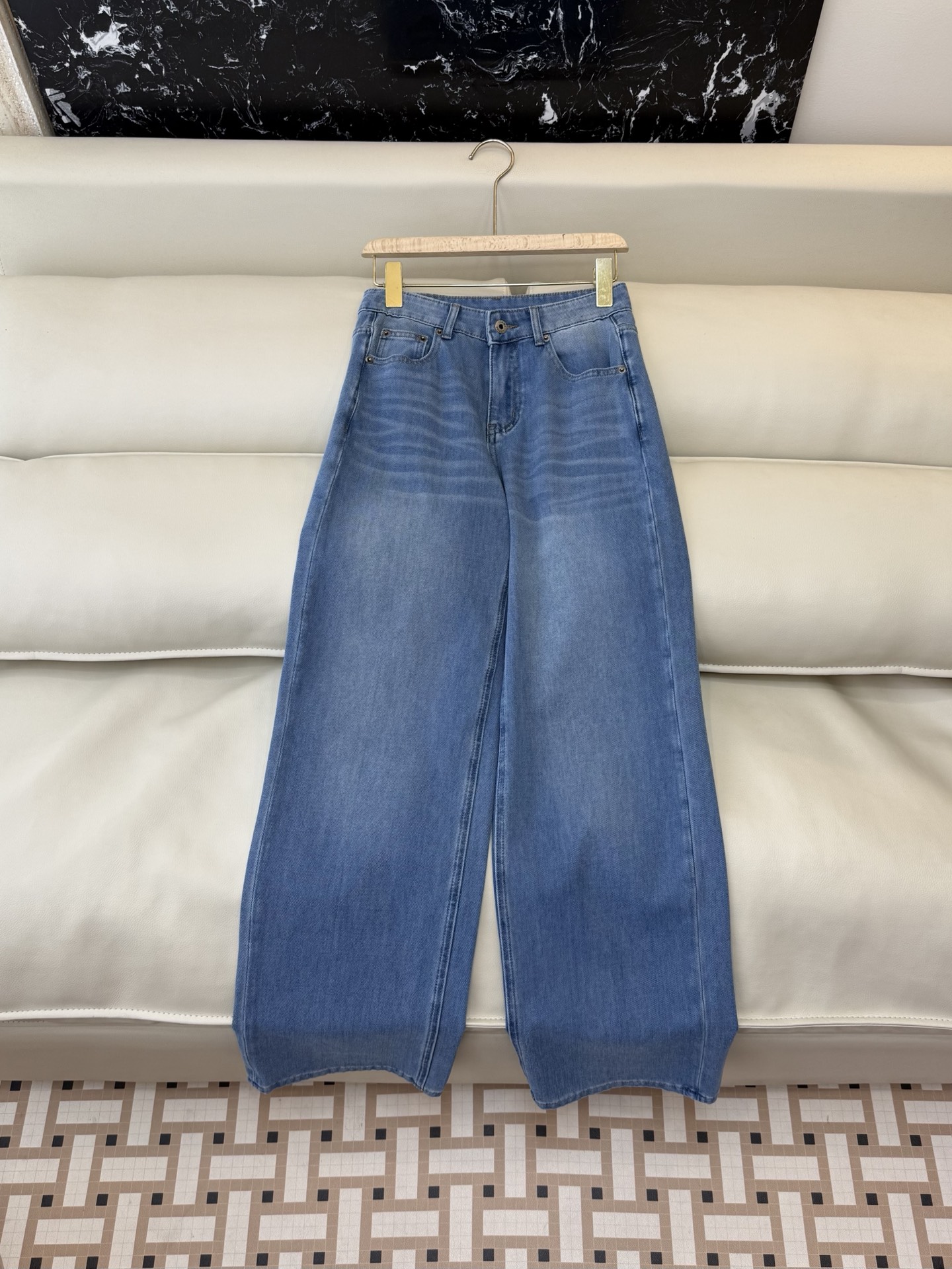 NO:778429,CX0192, the highest version on the market, the girl inspects the goods, trims the three marks on the threads, and delivers the goods. You can send pictures and take videos. If you want quality or service, add me on WeChat. We will not accept urgent orders. New jeans factory Loewe denim cotton slim jeans 26-30 sizes, Loewe-clothing, loewe, loewe, jeans,19860909CX0192市面最高版本小妹验货、修剪线头上三标、发货可发图及拍视频,要品质要服务的加我微信,不接急单.新款牛仔裤工厂 Loewe 牛仔棉显瘦牛仔裤 26-30码,罗意威-服装,loewe,loewe,jeans,,Women's clothing