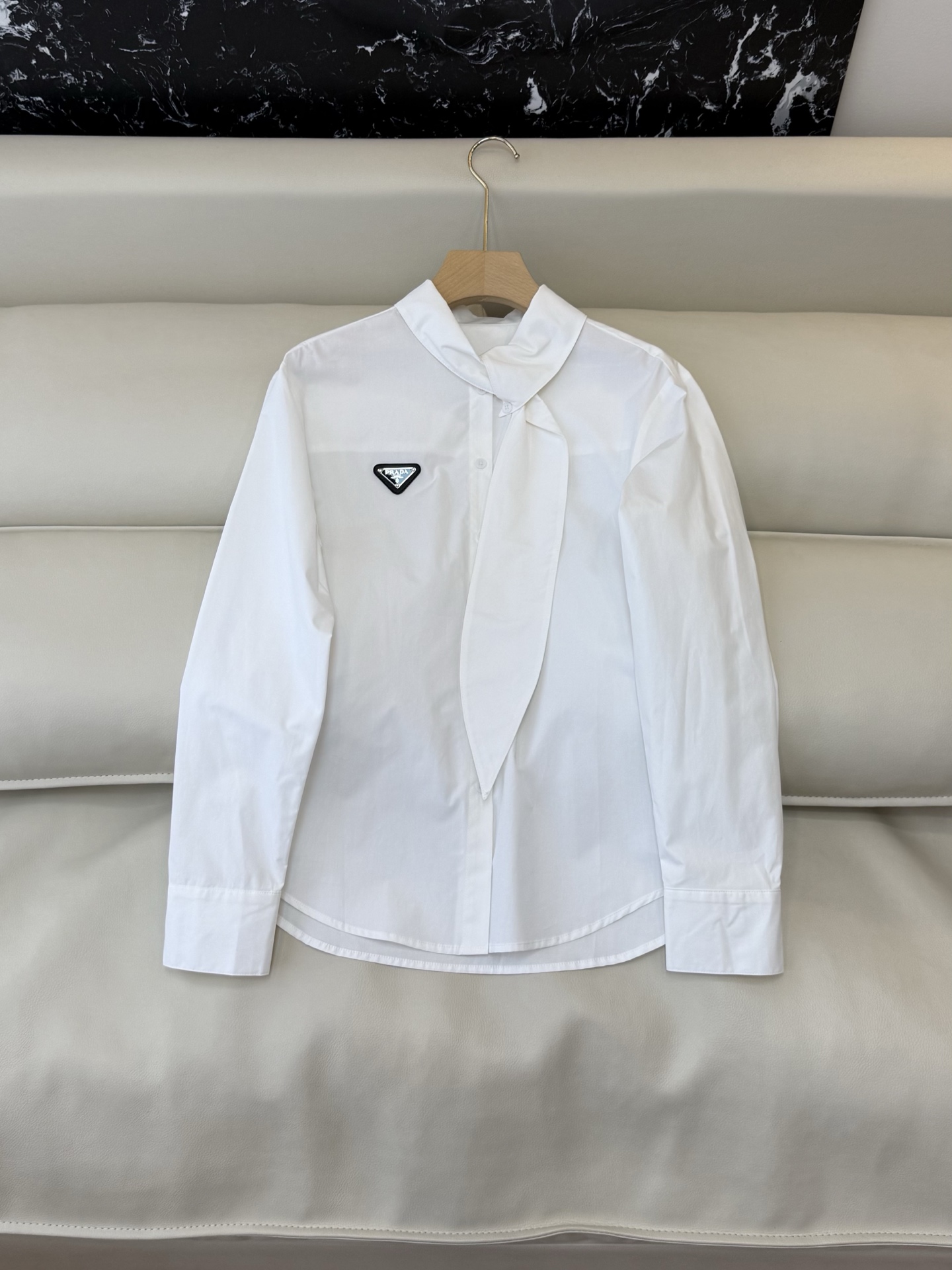 NO:777875,CX0188 is the highest version on the market. The girl inspects the goods, trims the three marks on the threads, and delivers the goods. You can send pictures and take videos. If you want quality or service, please add me on WeChat. We will not accept urgent orders. New shirt factory PR triangle mark bow long-sleeved shirt pink white SML, Prada-clothing, prada, shirts,19860909CX0188市面最高版本小妹验货、修剪线头上三标、发货可发图及拍视频,要品质要服务的加我微信,不接急单.新款衬衫工厂 PR 三角标 蝴蝶结 长袖衬衫 粉色 白色 SML,普拉达-服装,prada,shirts,,Women's clothing