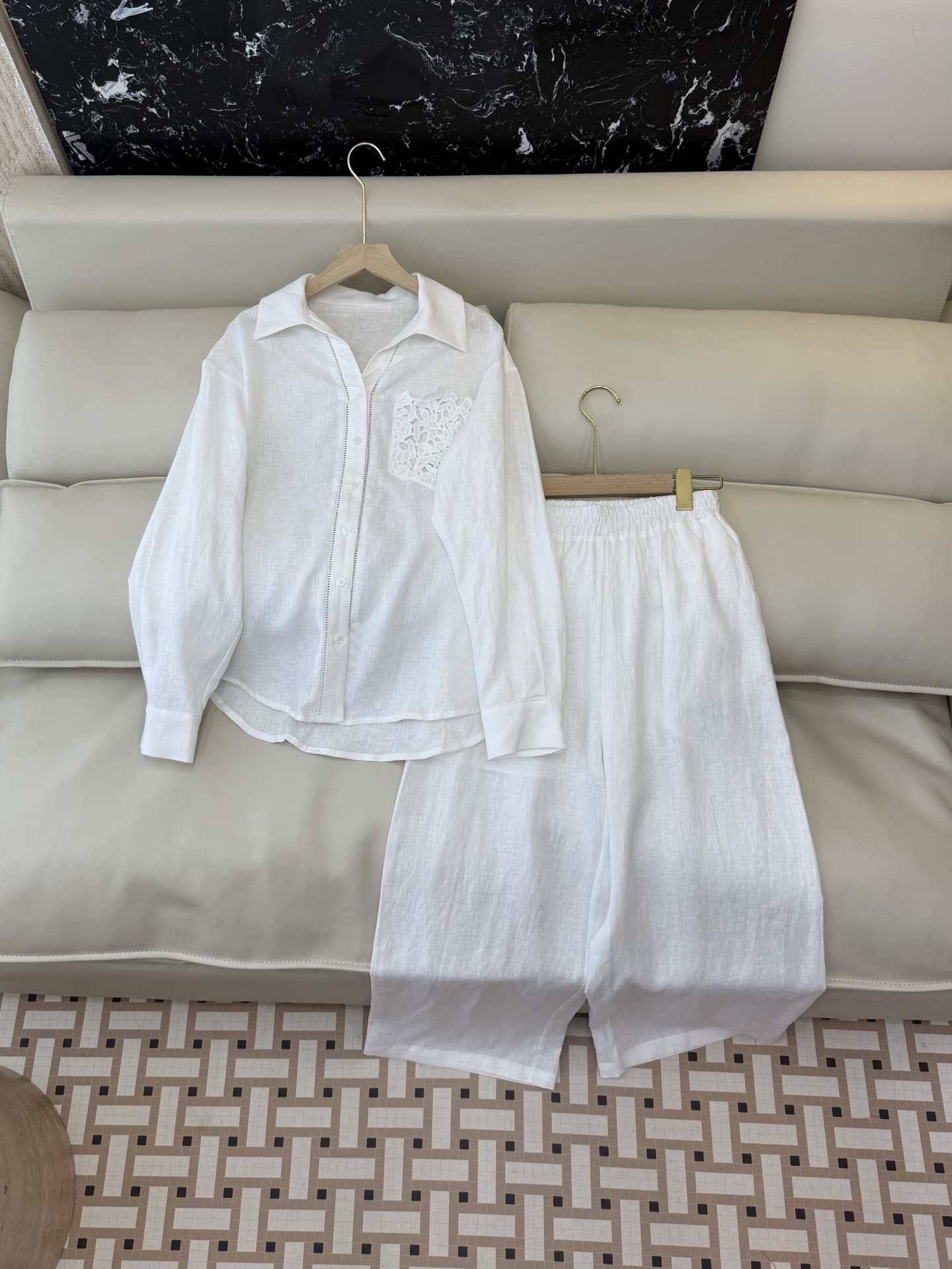 NO:778417,YM107 is the highest version on the market. The girl inspects the goods, trims the three marks on the thread, and delivers the goods. You can send pictures and take videos. If you want quality or service, please add me on WeChat. We will not accept urgent orders. New suit factory zim linen long-sleeved heavy industry embroidered top trousers suit white blue SMLXL, Zimmerman-Clothing,19860909YM107市面最高版本小妹验货、修剪线头上三标、发货可发图及拍视频,要品质要服务的加我微信,不接急单.新款套装工厂 zim 亚麻 长袖重工绣花上衣 长裤 套装 白色 蓝色 SMLXL,兹默曼-服装,,Women's clothing