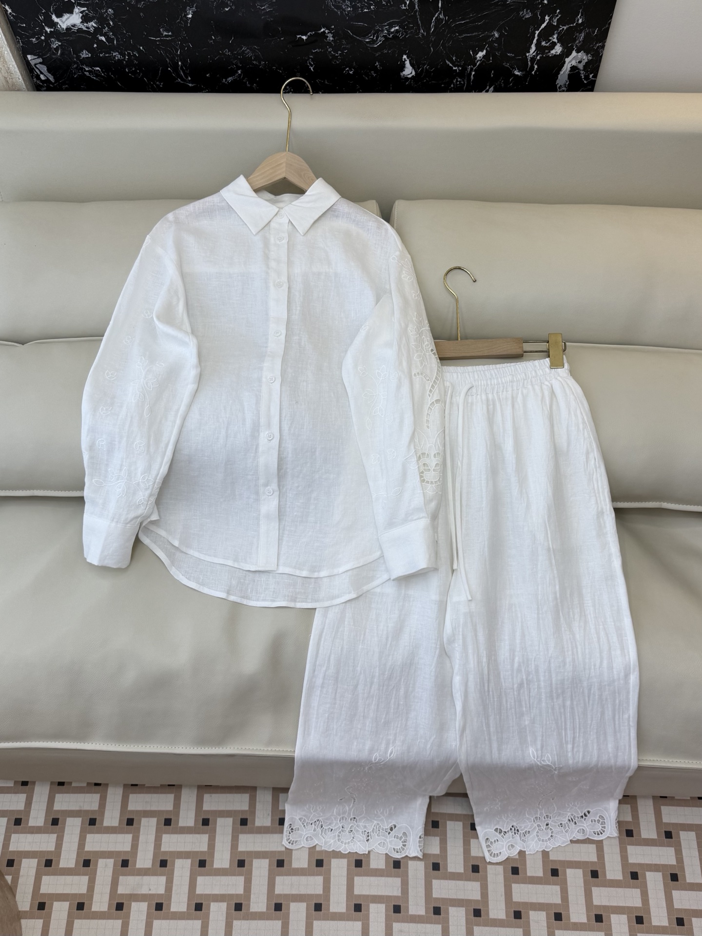 NO:778433,YM0108, the highest version on the market, the girl inspects the goods, trims the three marks on the threads, and delivers pictures and videos. If you want quality or service, add me on WeChat. We do not accept urgent orders. New suit factory zim linen long-sleeved heavy industry embroidered top trousers suit pink white yellow SMLXL, Zimmerman-Clothing,19860909YM0108市面最高版本小妹验货、修剪线头上三标、发货可发图及拍视频,要品质要服务的加我微信,不接急单.新款套装工厂 zim 亚麻 长袖重工绣花上衣 长裤 套装 粉色 白色 黄色 SMLXL,兹默曼-服装,,Women's clothing
