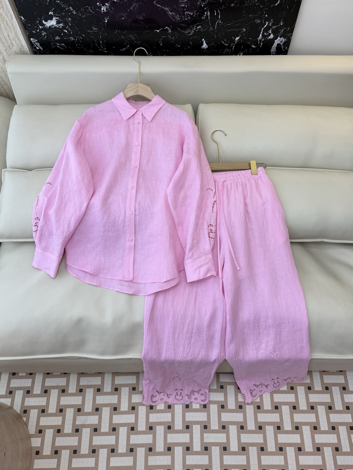 NO:778422,YM0108, the highest version on the market, the girl inspects the goods, trims the three marks on the threads, and delivers pictures and videos. If you want quality or service, add me on WeChat. We do not accept urgent orders. New suit factory zim linen long-sleeved heavy industry embroidered top trousers suit pink white yellow SMLXL, Zimmerman-Clothing,19860909YM0108市面最高版本小妹验货、修剪线头上三标、发货可发图及拍视频,要品质要服务的加我微信,不接急单.新款套装工厂 zim 亚麻 长袖重工绣花上衣 长裤 套装 粉色 白色 黄色 SMLXL,兹默曼-服装,,Women's clothing