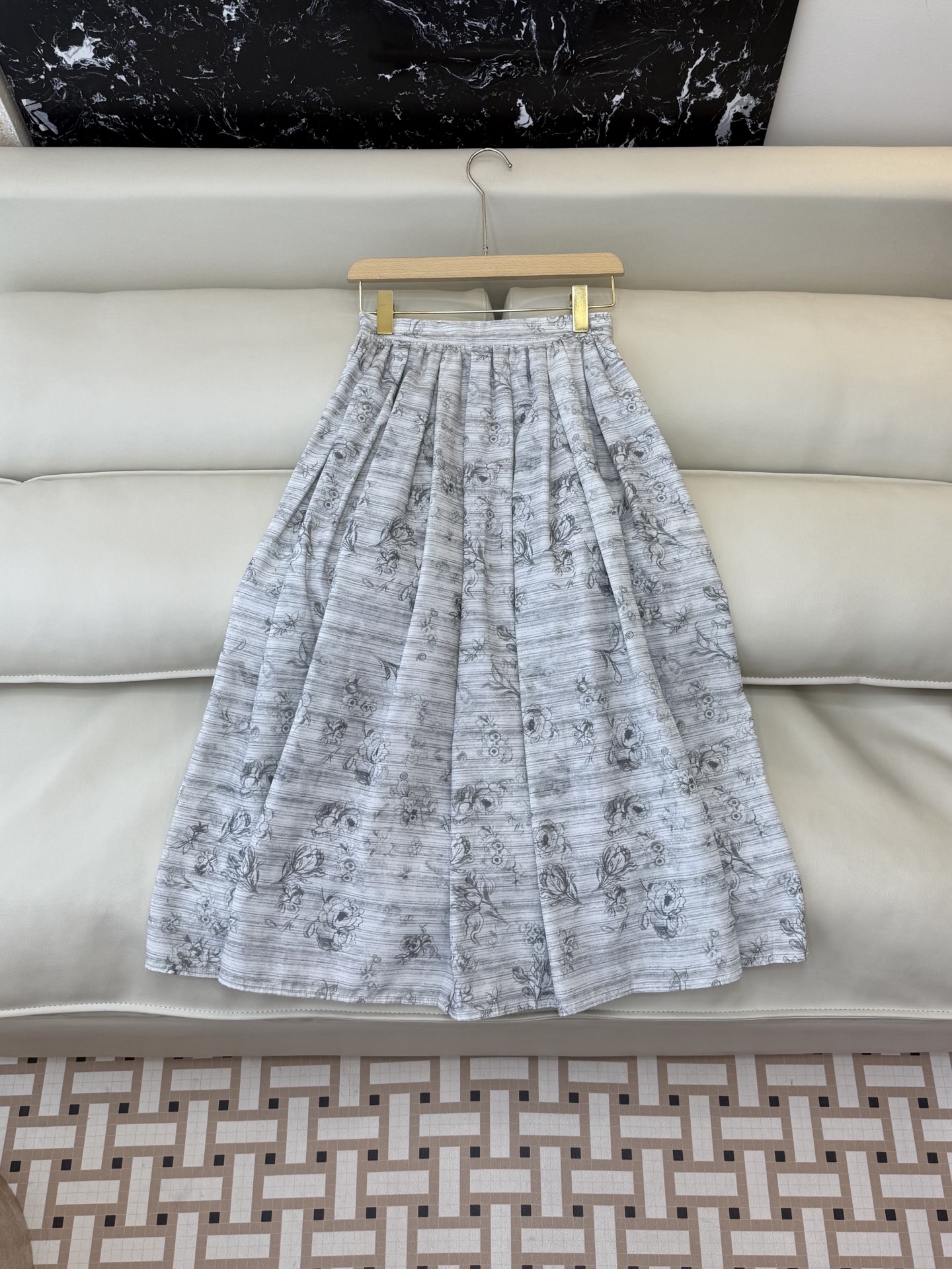 NO:777775,AW043 is the highest version on the market. The girl inspects the goods, trims the three marks on the threads, and delivers the goods. You can send pictures and take videos. If you want quality or service, please add me on WeChat. We will not accept urgent orders. New skirt factory Dior printed long skirt picture color 36/38/40, Dior-clothing, dior, dior, skirts,19860909AW043市面最高版本小妹验货、修剪线头上三标、发货可发图及拍视频,要品质要服务的加我微信,不接急单.新款半裙工厂 Dior 印花长半裙 图片色 36/38/40,迪奥-服装,dior,dior,skirts,,Women's clothing